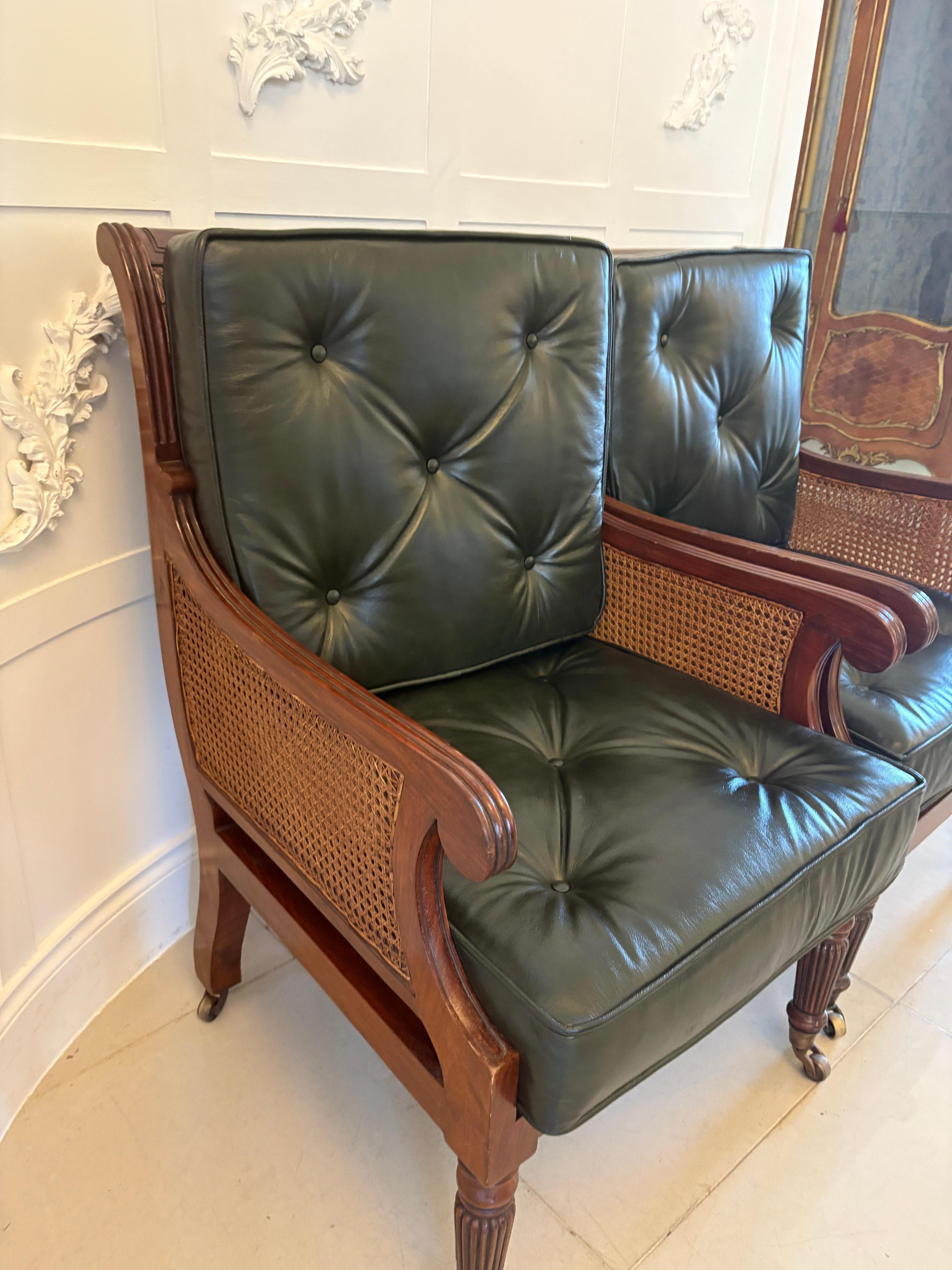 Paire d'anciens fauteuils de bibliothèque en acajou de qualité édouardienne, de type Bergere en vente 7