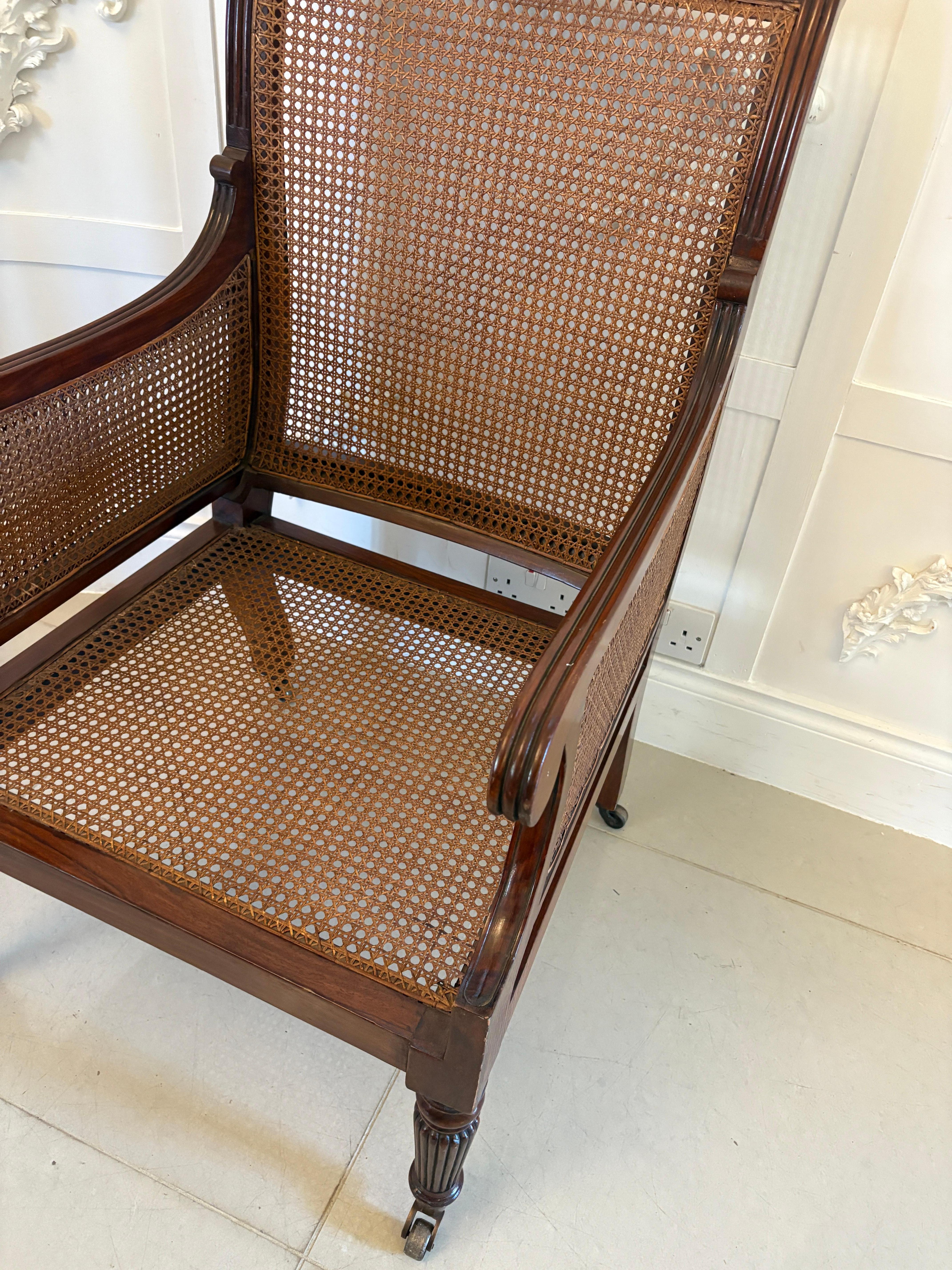 Édouardien Paire d'anciens fauteuils de bibliothèque en acajou de qualité édouardienne, de type Bergere en vente