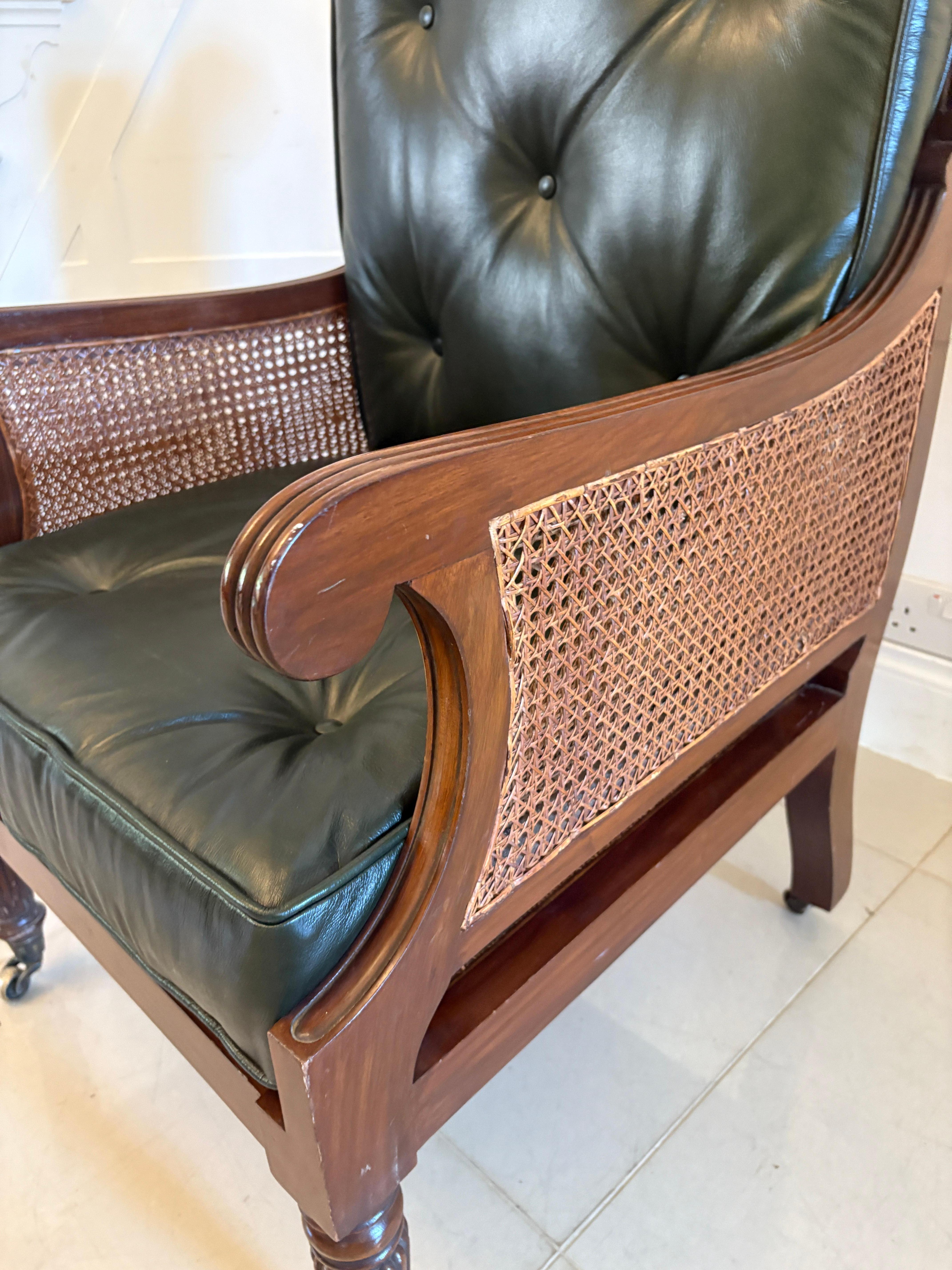 20ième siècle Paire d'anciens fauteuils de bibliothèque en acajou de qualité édouardienne, de type Bergere en vente