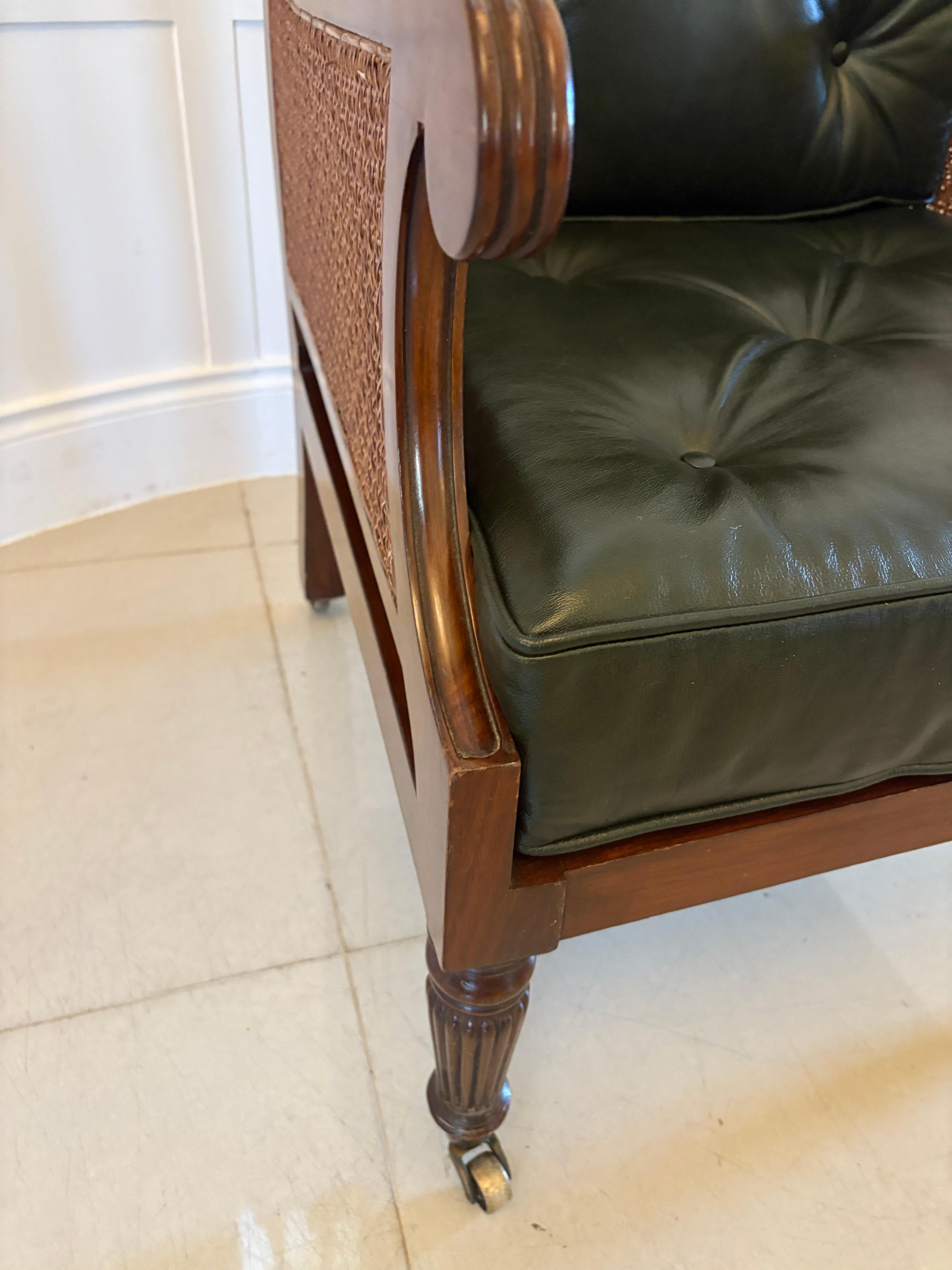Paire d'anciens fauteuils de bibliothèque en acajou de qualité édouardienne, de type Bergere en vente 1