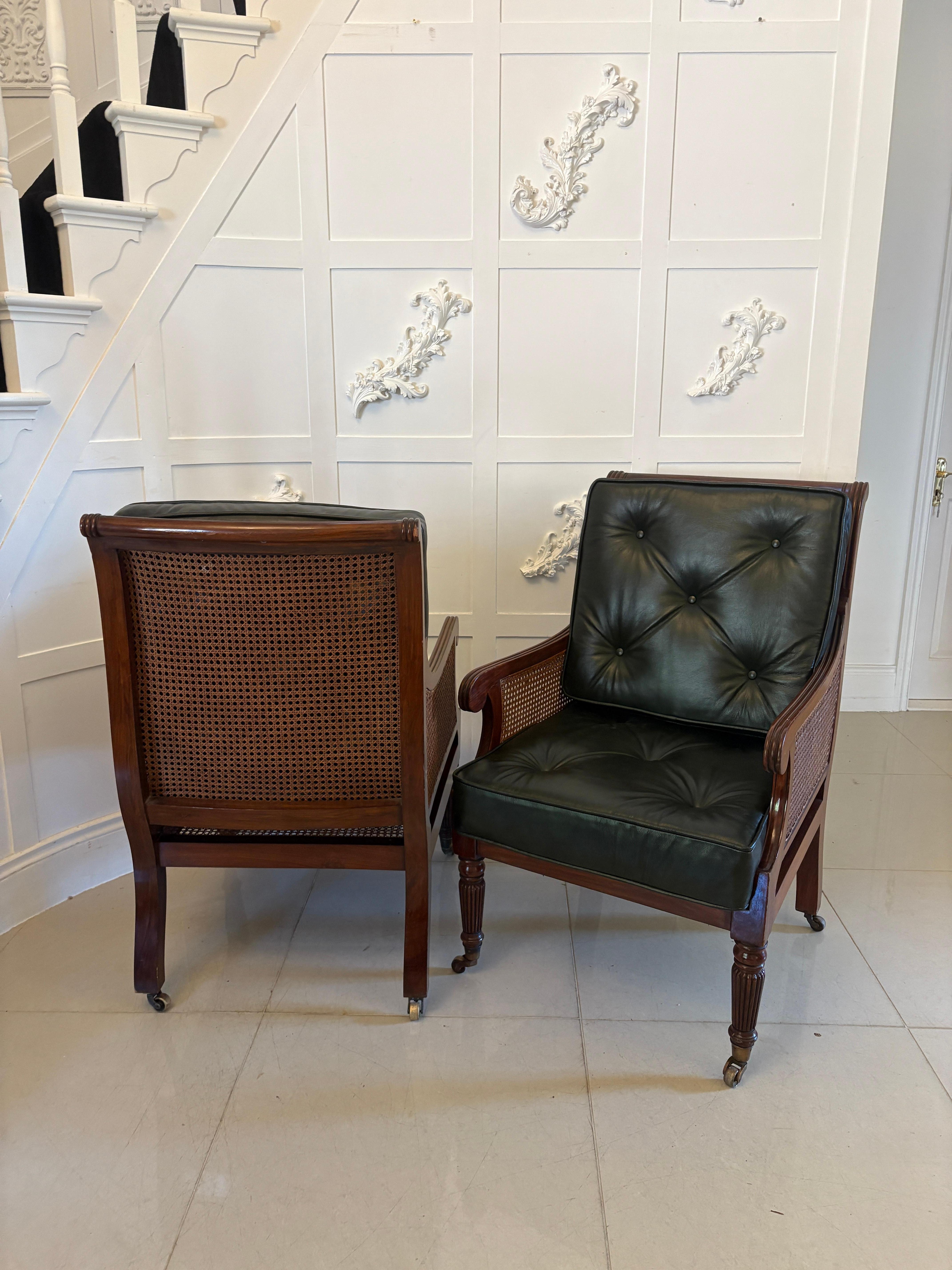 Paire d'anciens fauteuils de bibliothèque en acajou de qualité édouardienne, de type Bergere en vente 2