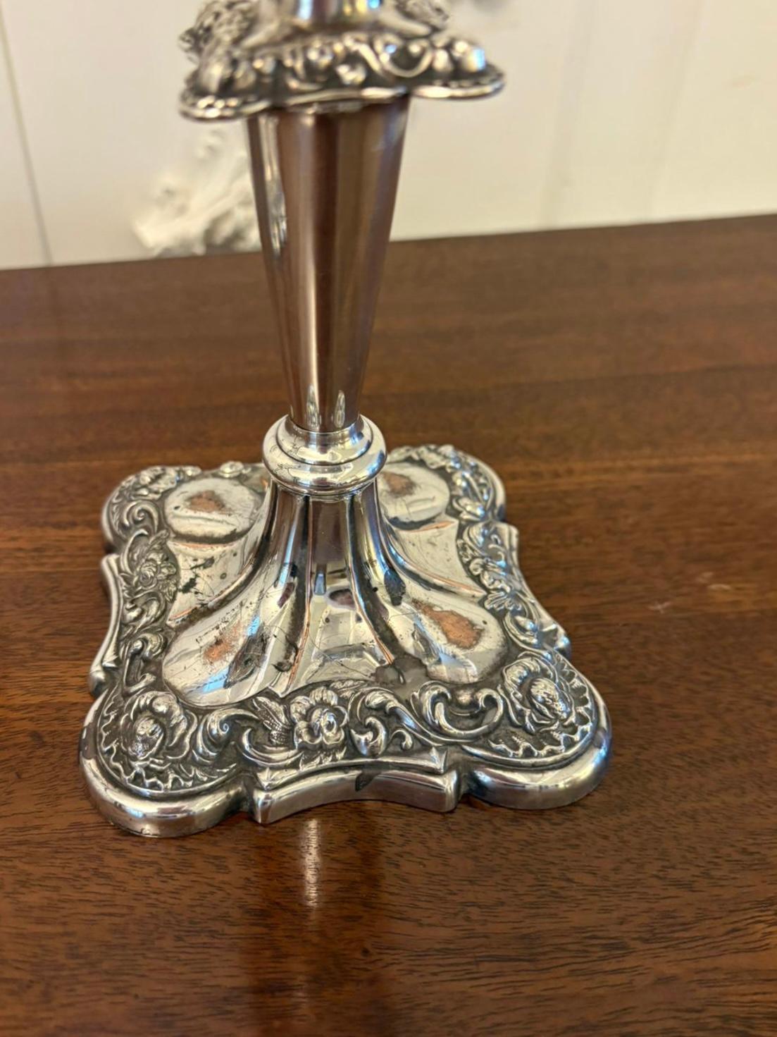 Inglese Coppia di candelieri antichi di qualità edoardiana in Sheffield placcati in argento in vendita