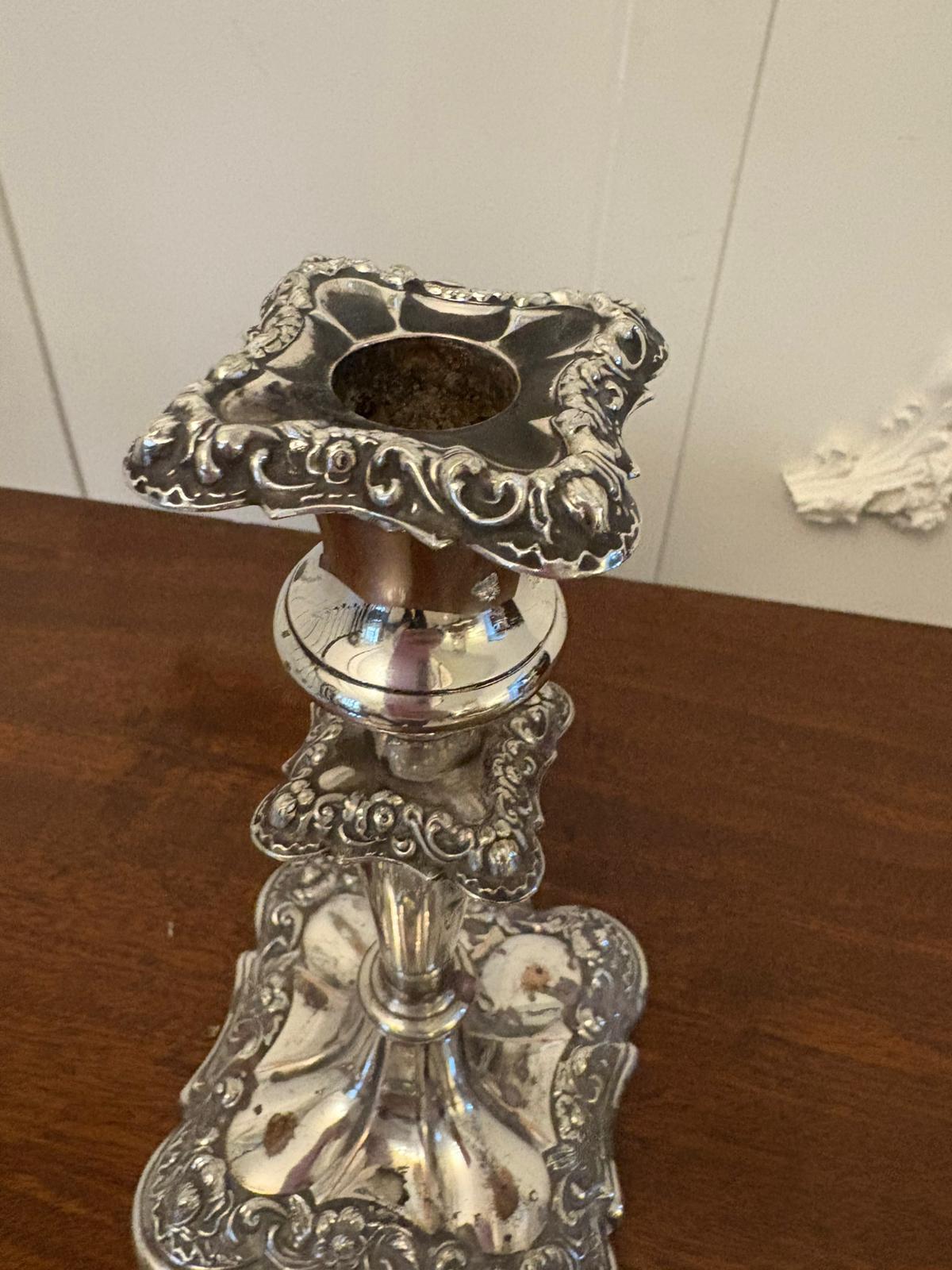 Coppia di candelieri antichi di qualità edoardiana in Sheffield placcati in argento in vendita 2