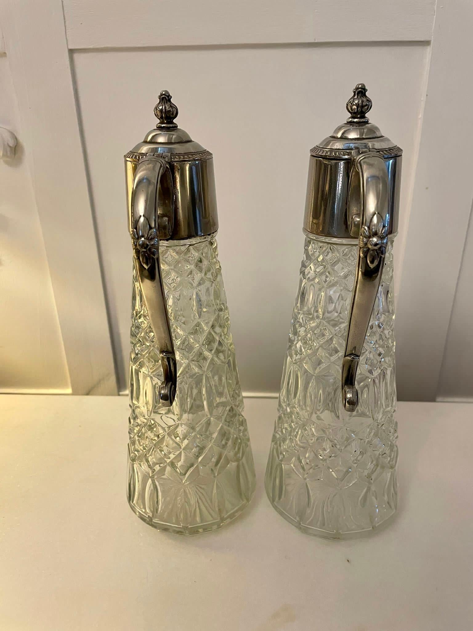 Paire d'anciennes carafes à claret en verre taillé et plaqué argent de la période de l'Antiquité (Edwardian) en vente 1