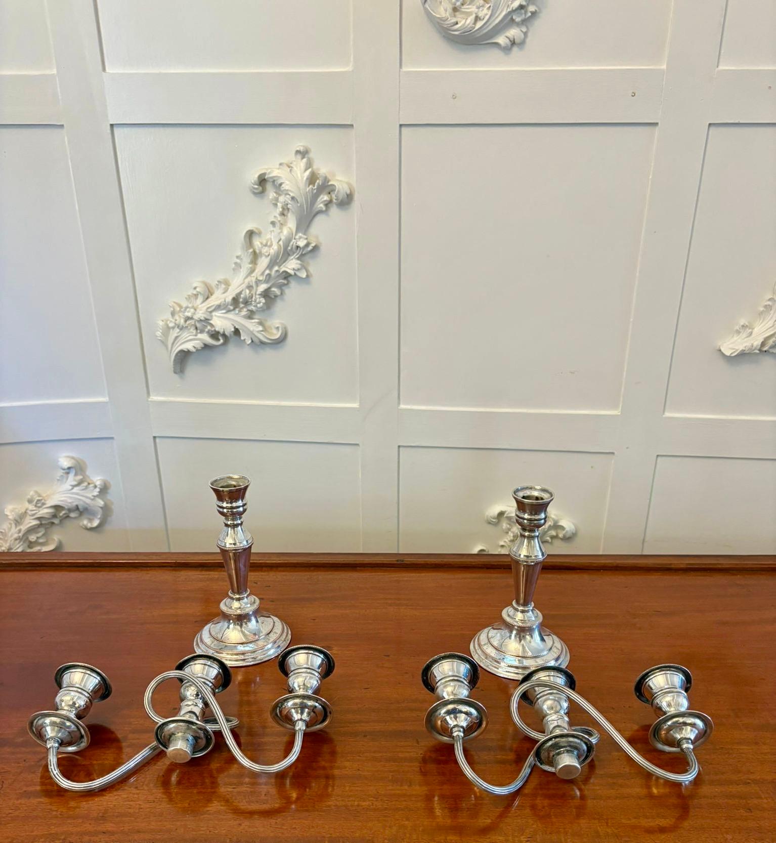 Anglais Paire de chandeliers anciens en métal argenté de qualité édouardienne en vente