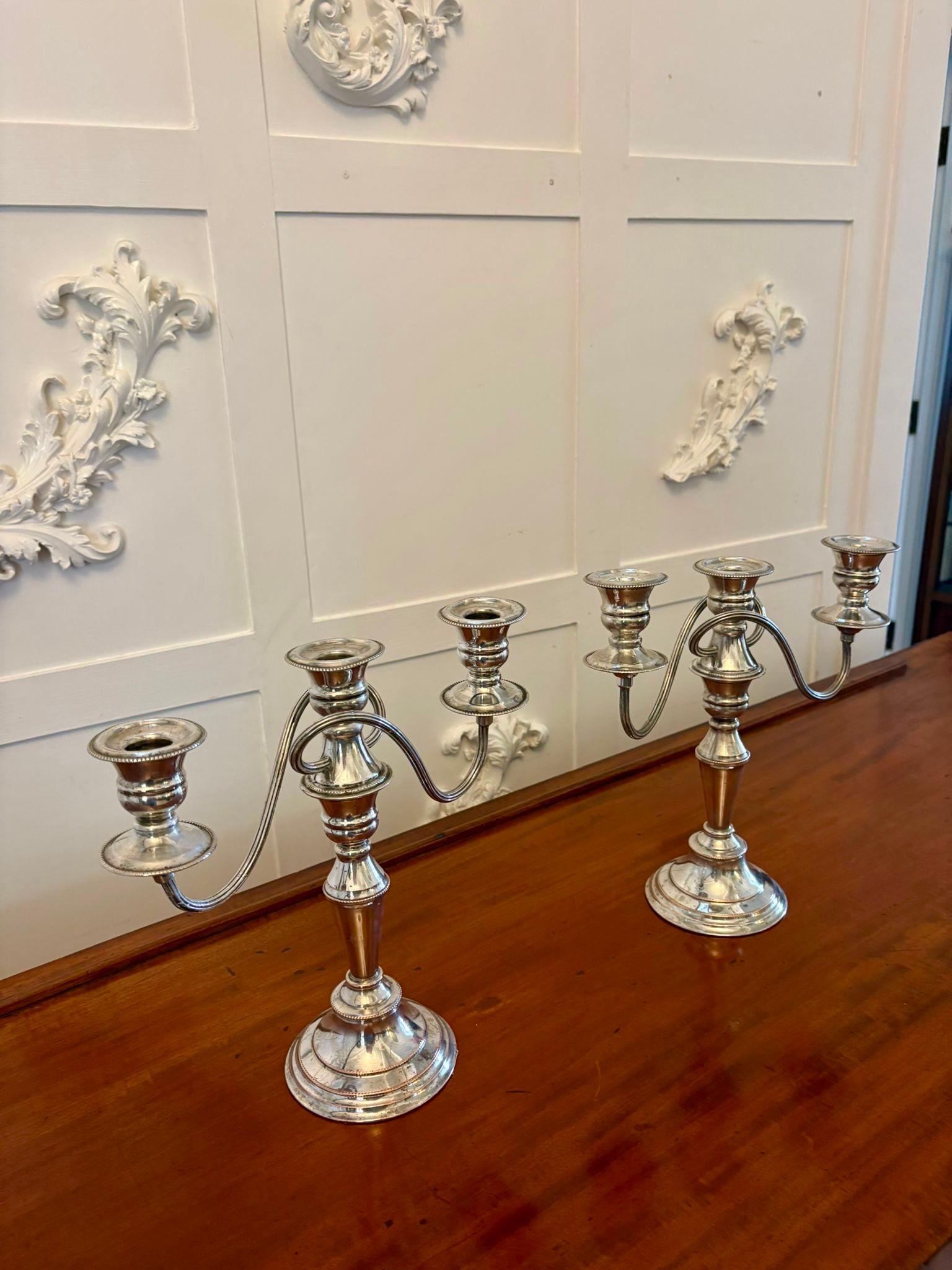 Paire de chandeliers anciens en métal argenté de qualité édouardienne Bon état - En vente à Suffolk, GB