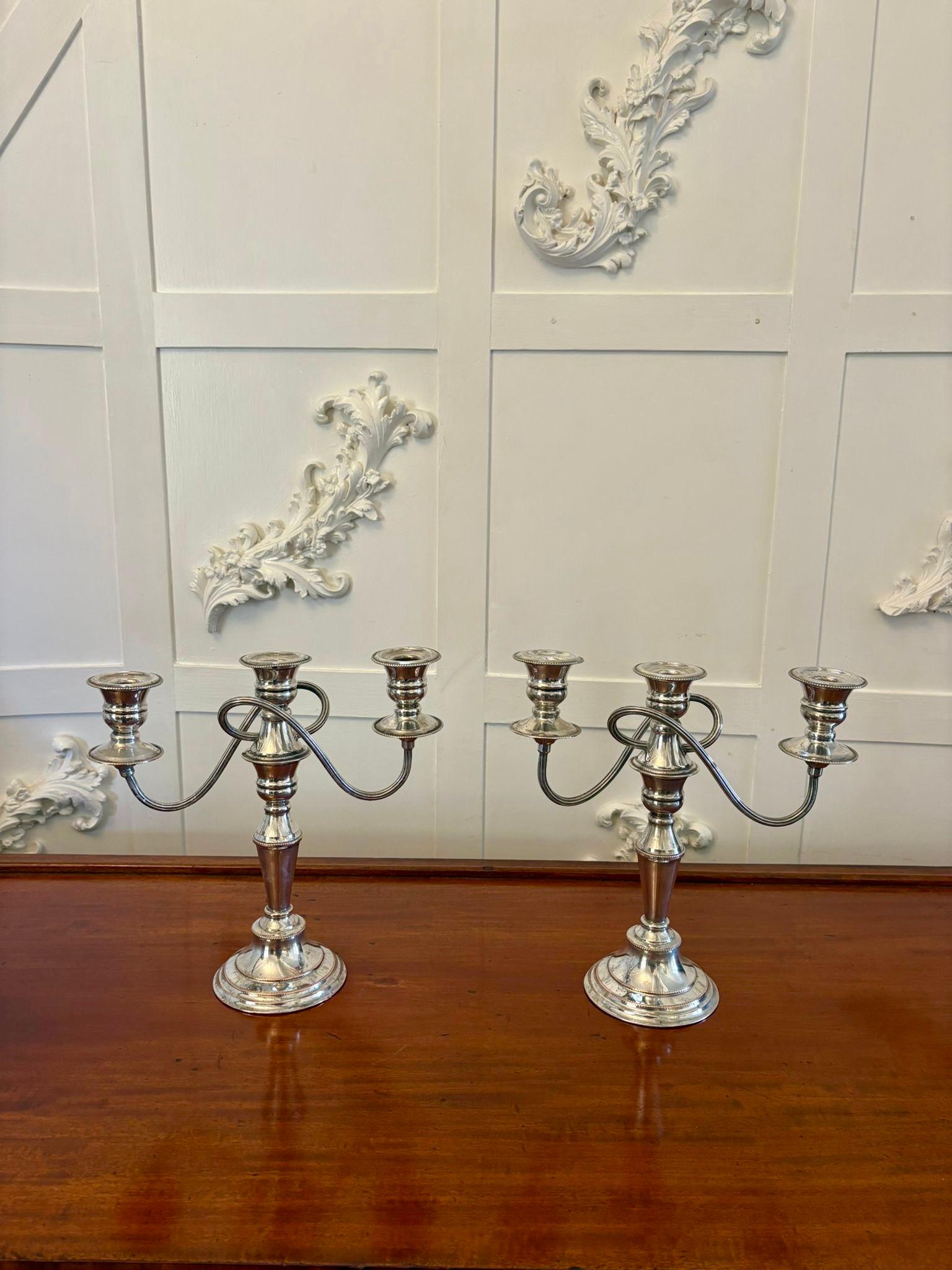 Plaqué argent Paire de chandeliers anciens en métal argenté de qualité édouardienne en vente