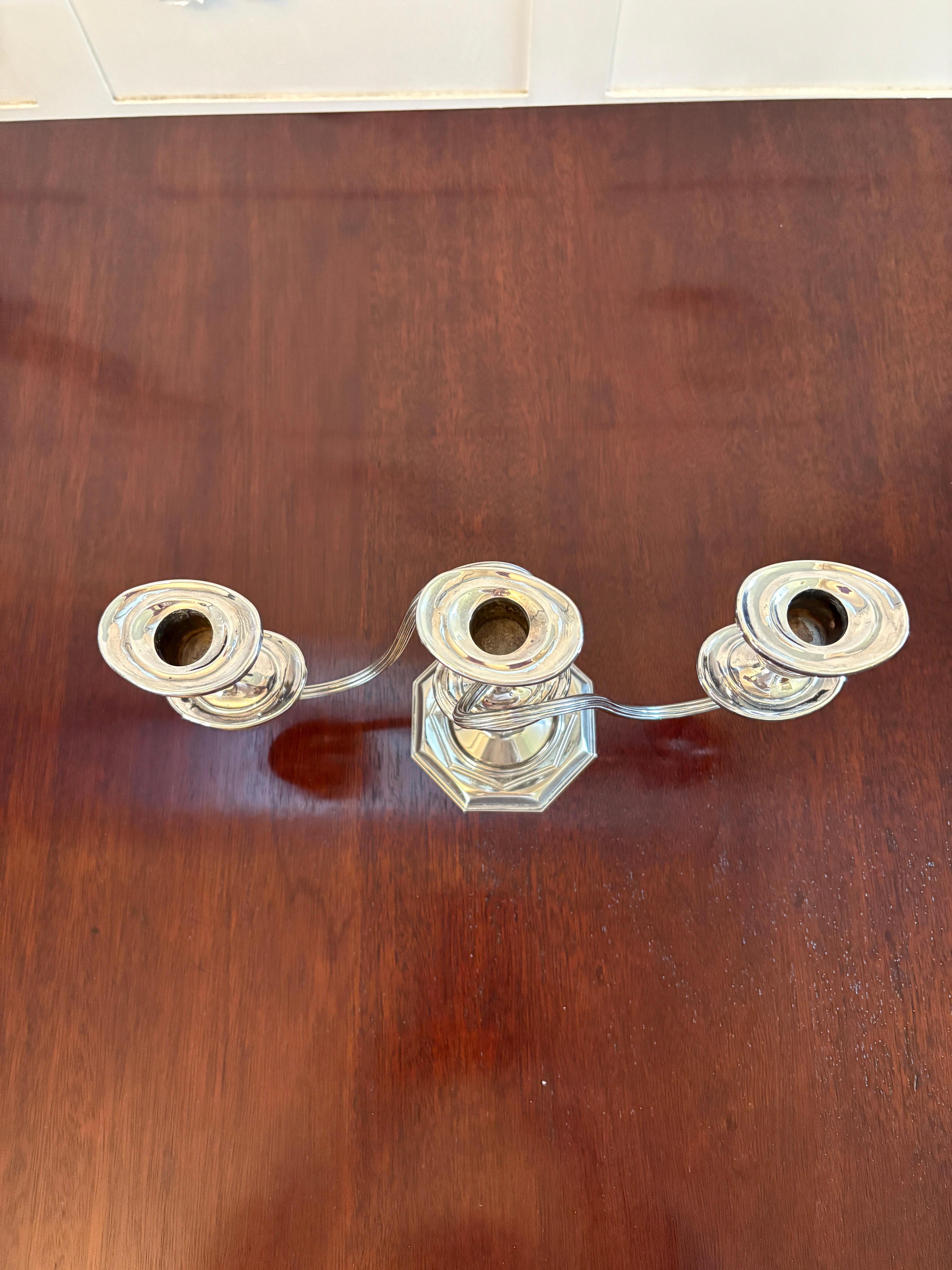 Coppia di candelabri antichi di qualità edoardiana placcati in argento con una parte superiore rimovibile a tre rami sopra un'elegante colonna che poggia su una base ottagonale.

In favolose condizioni originali.

Dimensioni:
Altezza 16,5 cm (6,50