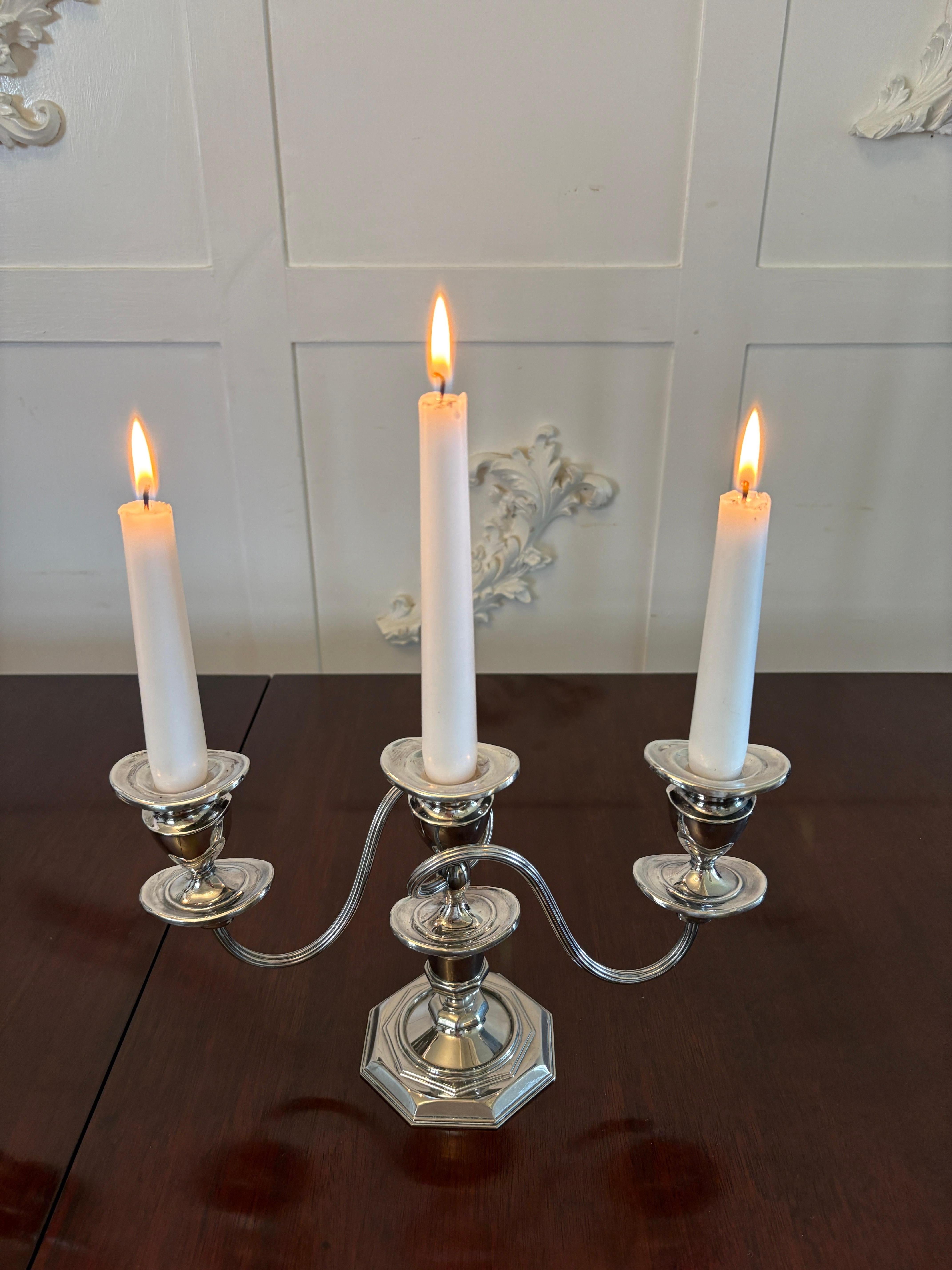 Edoardiano Coppia di candelabri antichi di qualità edoardiana placcati in argento in vendita