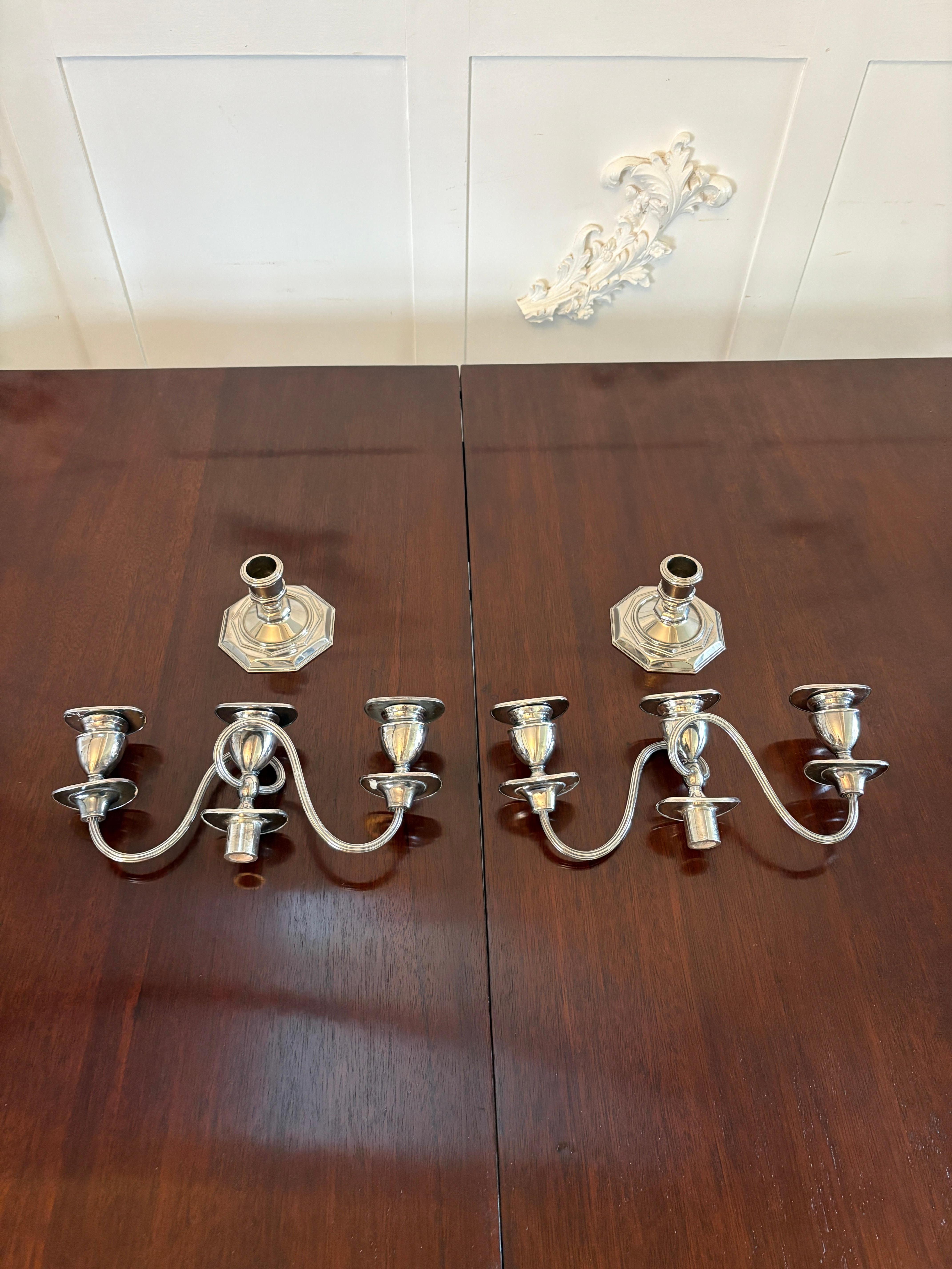 Placcato argento Coppia di candelabri antichi di qualità edoardiana placcati in argento in vendita