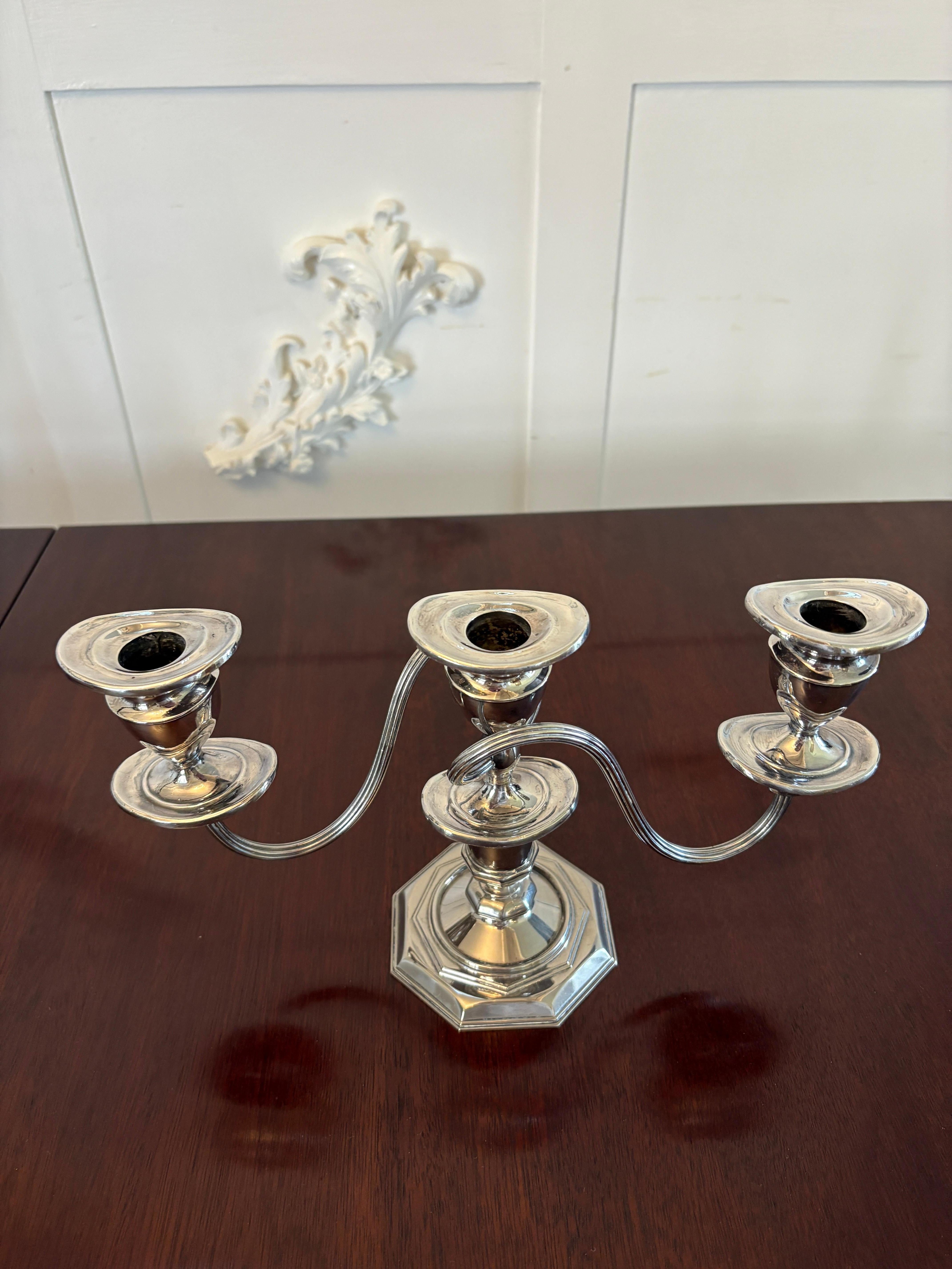 Coppia di candelabri antichi di qualità edoardiana placcati in argento in vendita 1