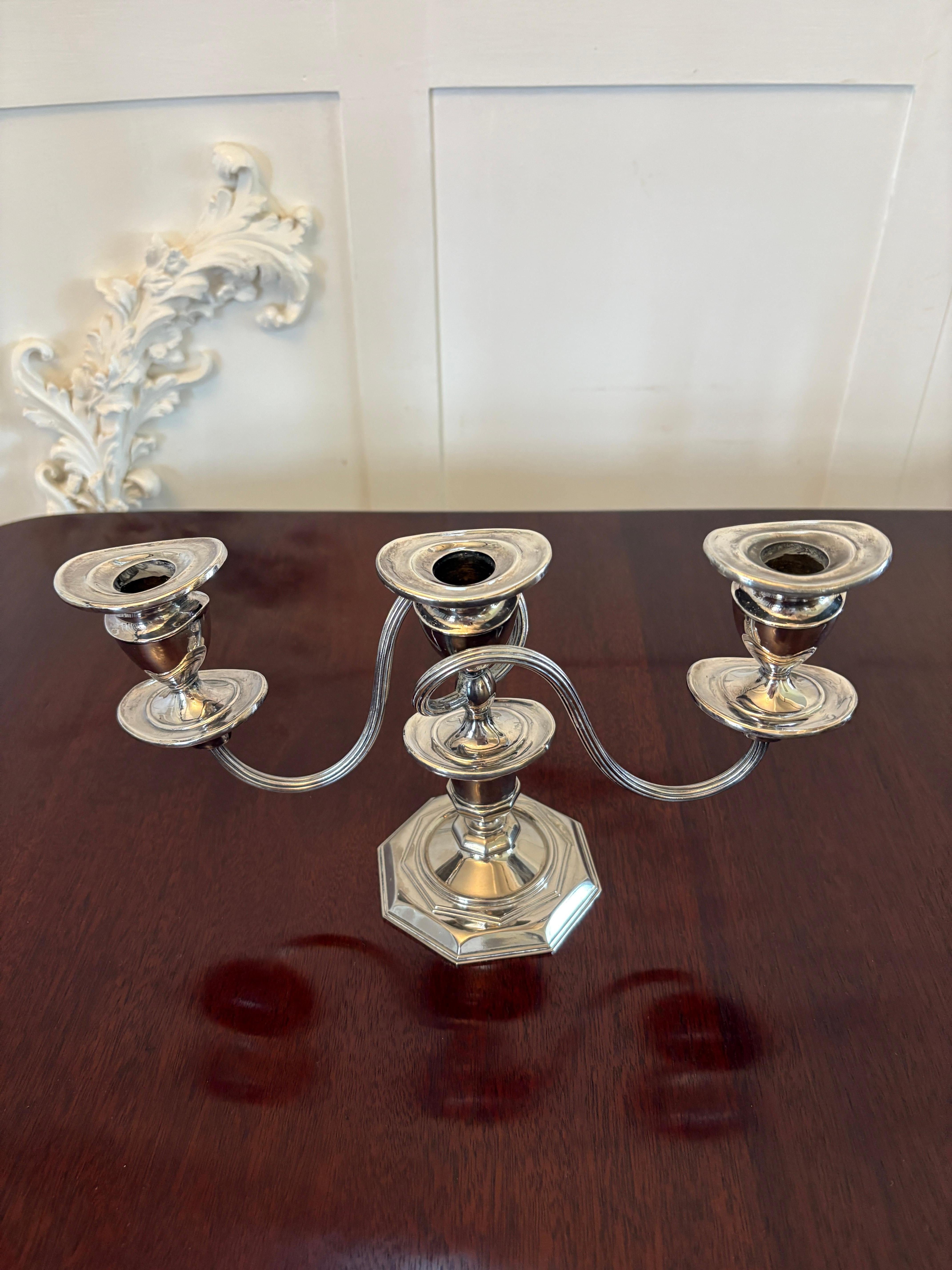 Coppia di candelabri antichi di qualità edoardiana placcati in argento in vendita 2