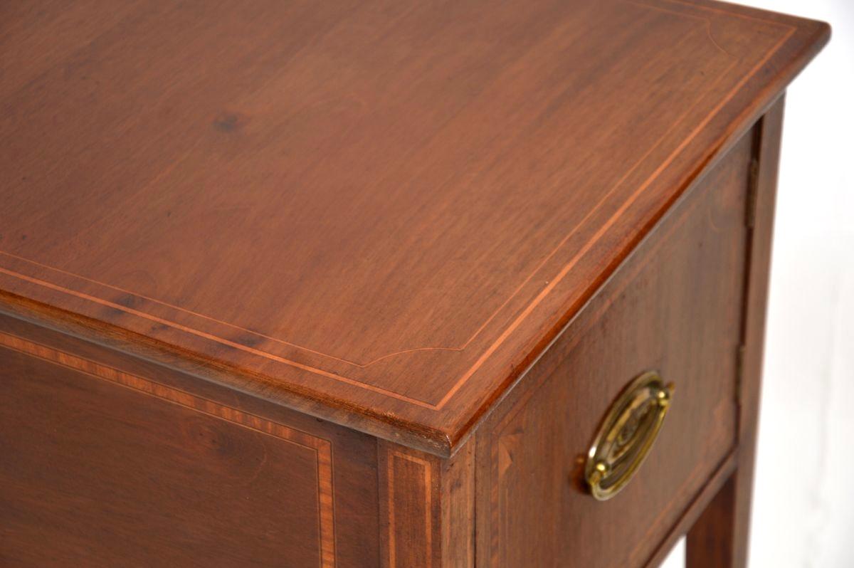 Paire de tables d'appoint / armoires anciennes de style édouardien en vente 4