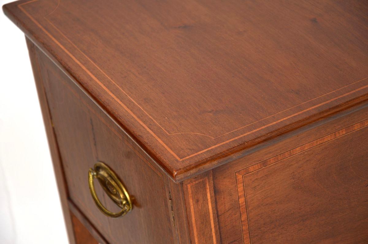 Paire de tables d'appoint / armoires anciennes de style édouardien en vente 5