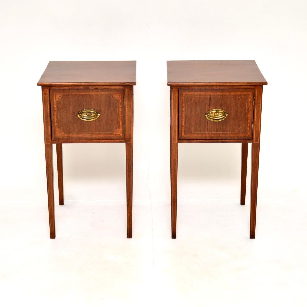 Une merveilleuse paire de tables d'appoint / armoires anciennes de l'époque édouardienne. Fabriqués en Angleterre, ils datent de la période 1900-1910.

Ils sont de belle qualité et d'une taille utile pour être utilisés comme tables d'appoint dans un