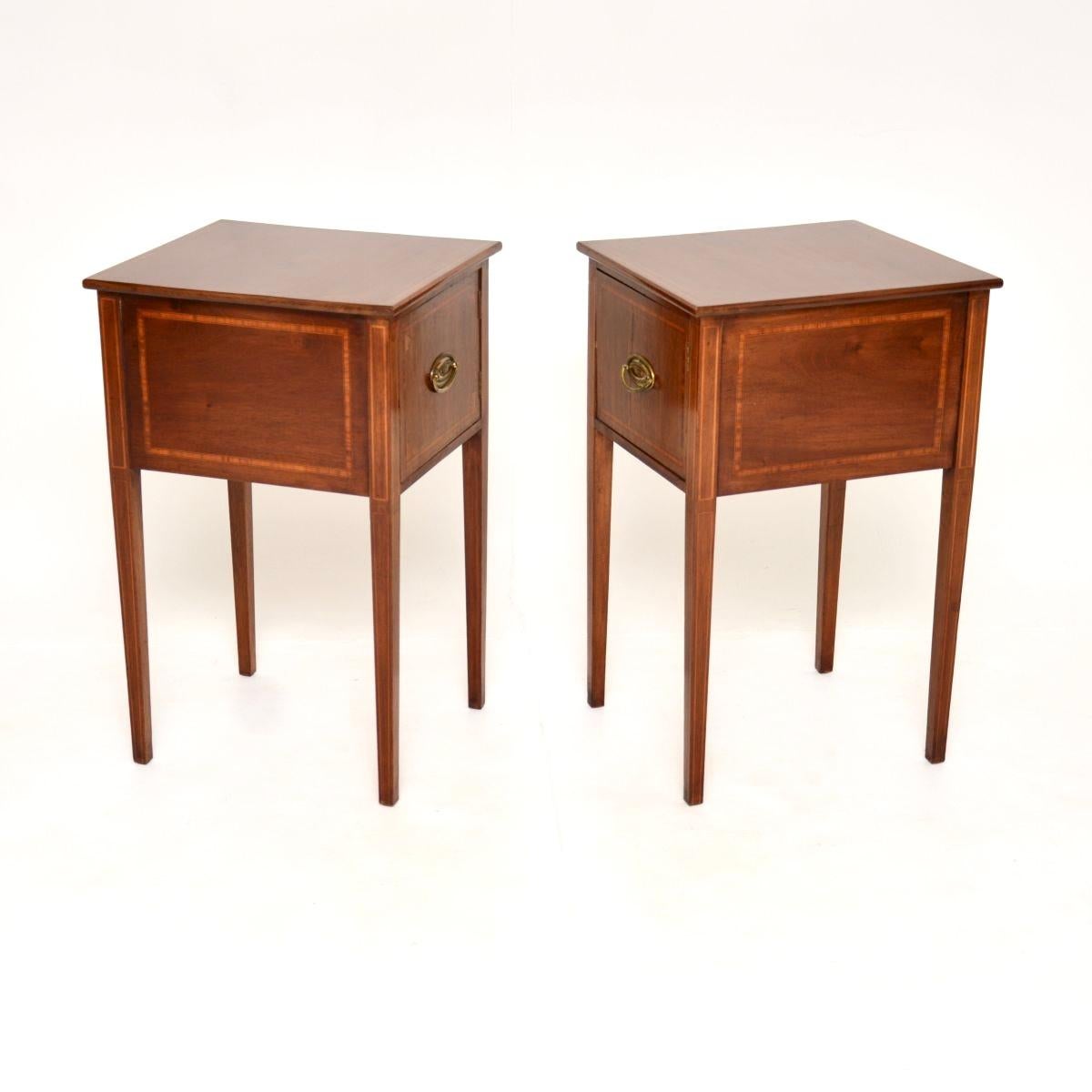 Britannique Paire de tables d'appoint / armoires anciennes de style édouardien en vente