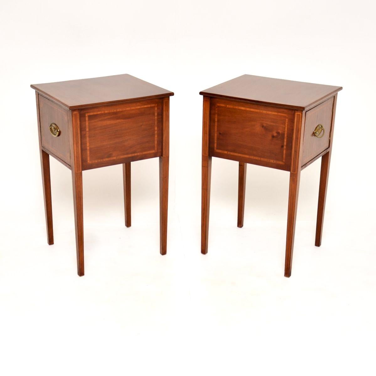 Paire de tables d'appoint / armoires anciennes de style édouardien Bon état - En vente à London, GB