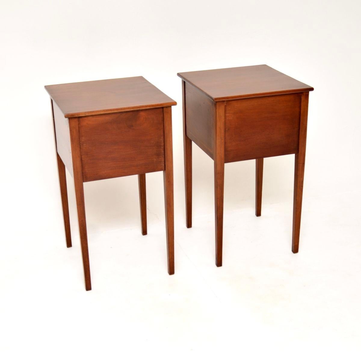 Milieu du XXe siècle Paire de tables d'appoint / armoires anciennes de style édouardien en vente