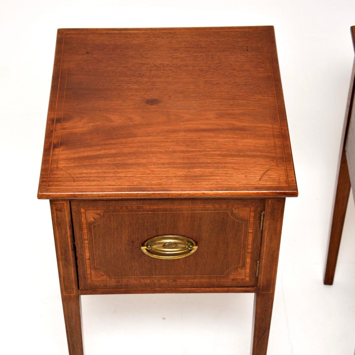 Bois Paire de tables d'appoint / armoires anciennes de style édouardien en vente