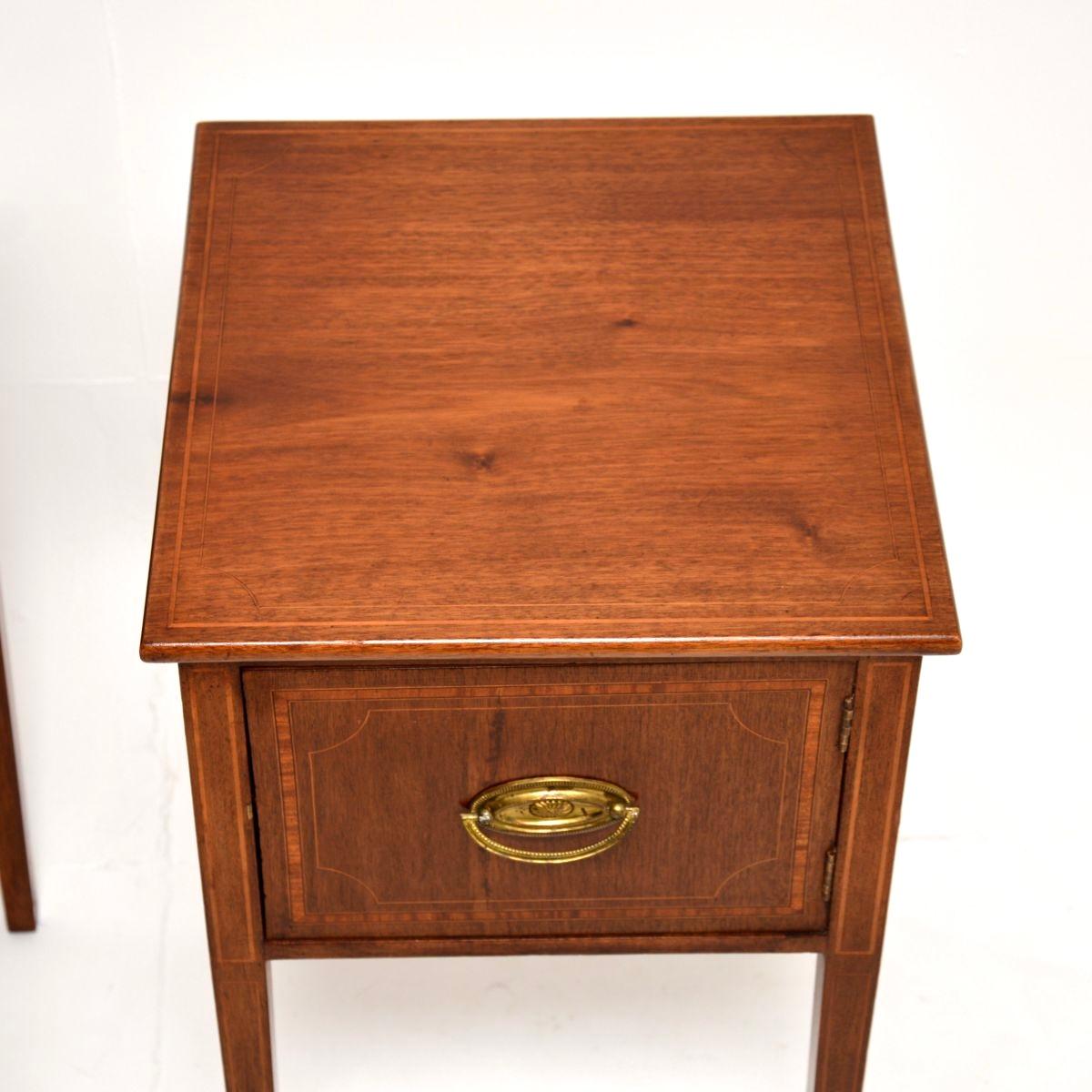 Paire de tables d'appoint / armoires anciennes de style édouardien en vente 1