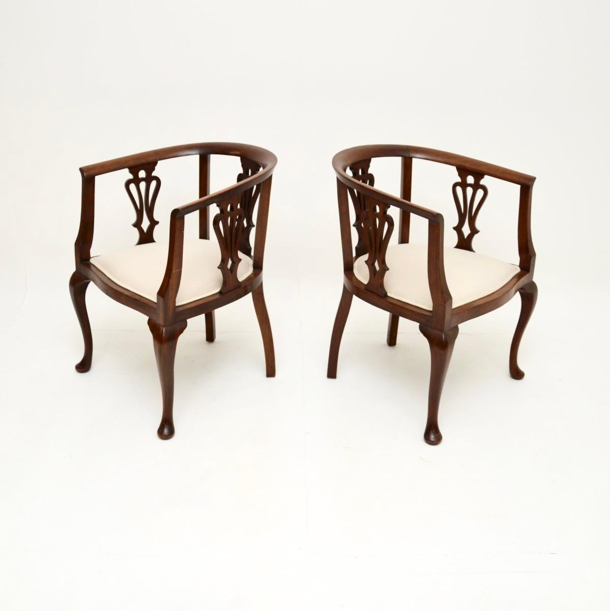 Una splendida coppia di sedie da vasca edoardiane, realizzate in Inghilterra e risalenti al periodo 1900-1910 circa.

Hanno un bel design e sono di ottima qualità. Le cornici presentano splendidi trafori sugli schienali e poggiano su gambe cabriole