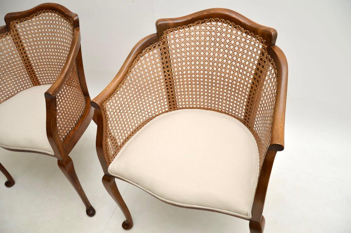Paar antike Edwardianische Nussbaum-Sessel mit Rohrrücken im Angebot 1