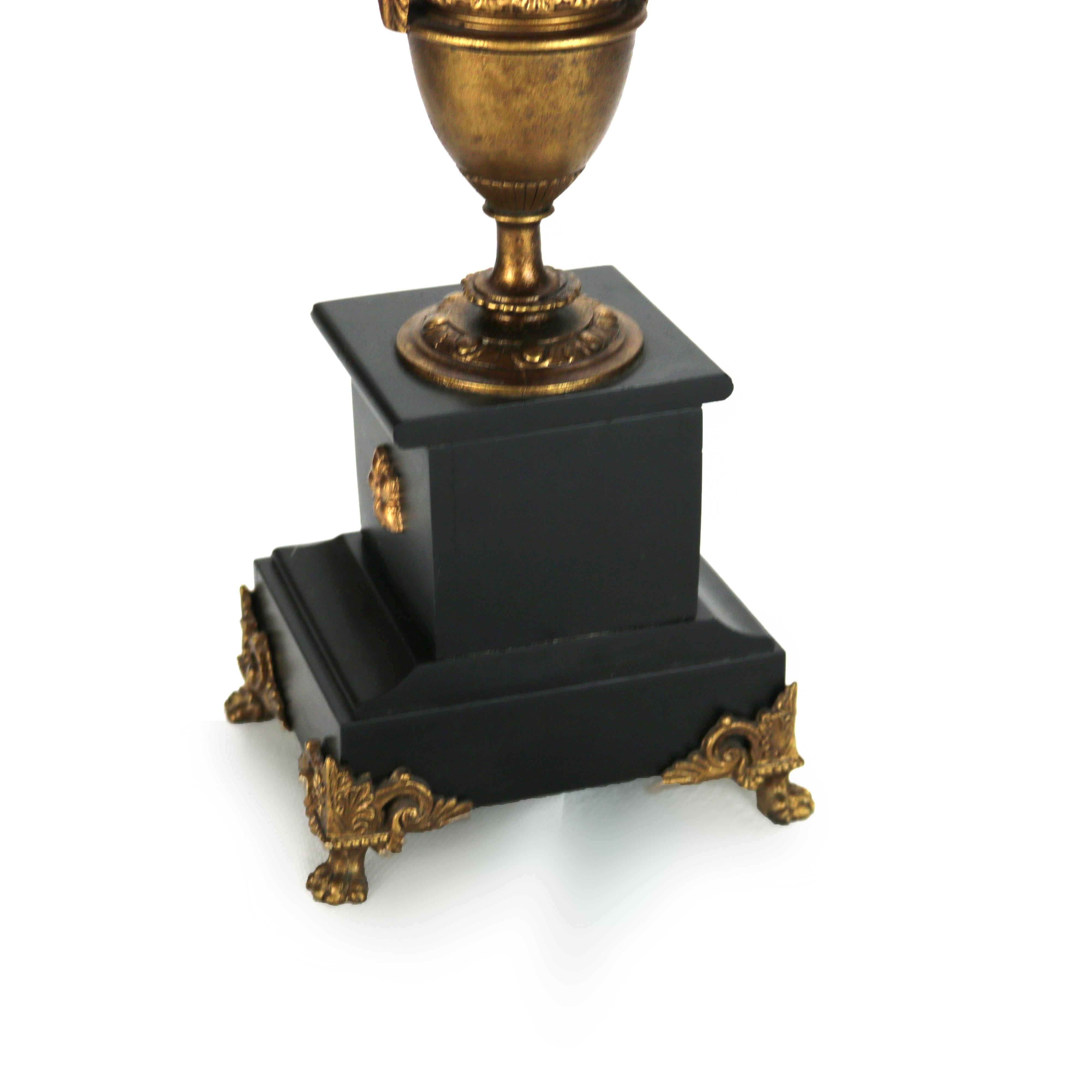 Coppia di antichi candelabri a cinque luci in stile revival egiziano C1890 in vendita 8