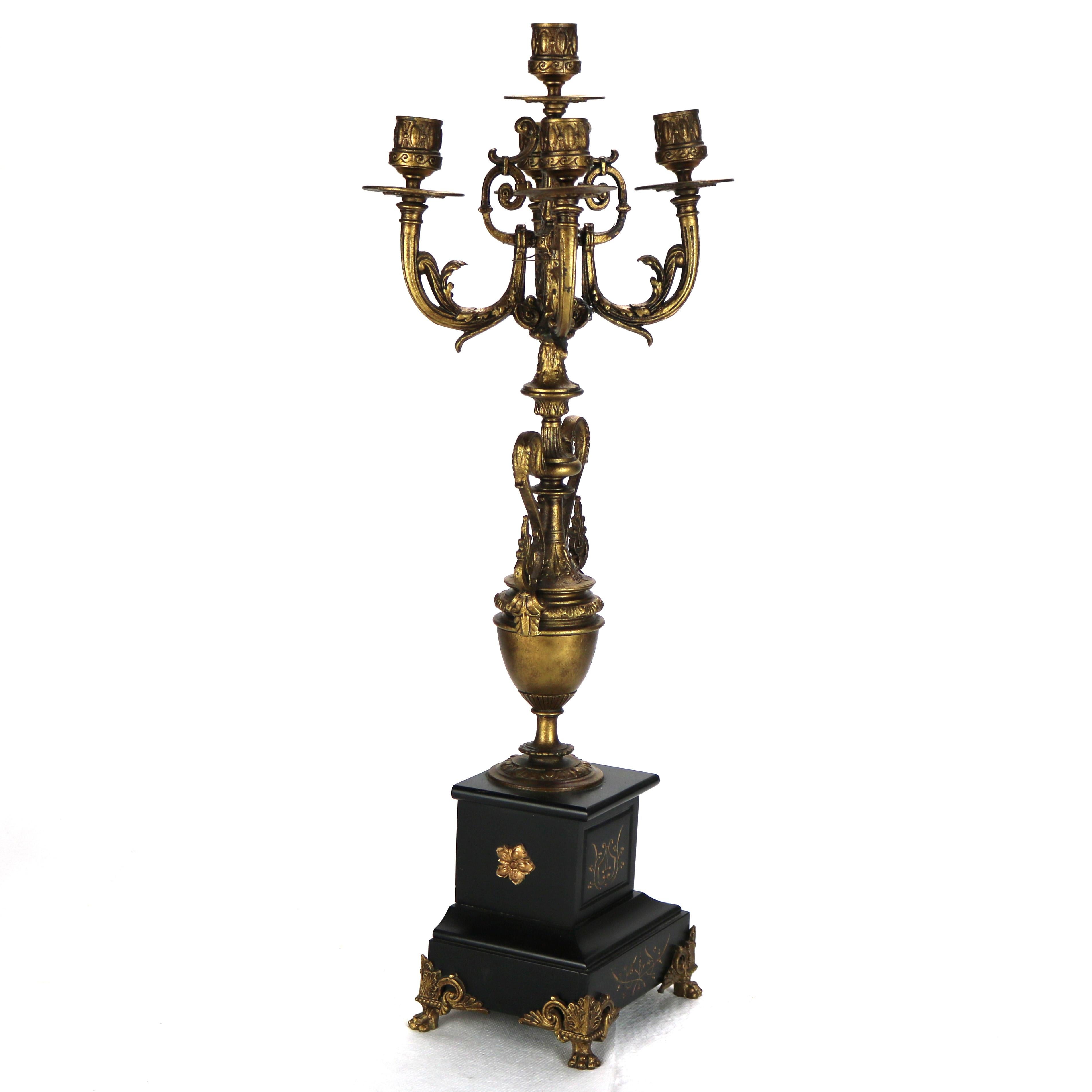 XIX secolo Coppia di antichi candelabri a cinque luci in stile revival egiziano C1890 in vendita