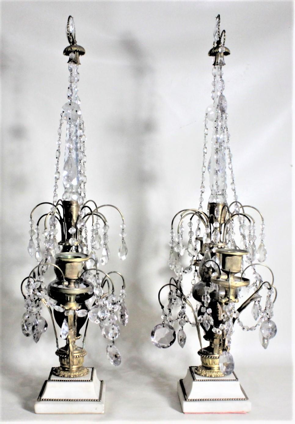 Paar antike, aufwändige Kandelaber oder Kerzenhalter aus vergoldeter Bronze und Kristall (Französisch) im Angebot