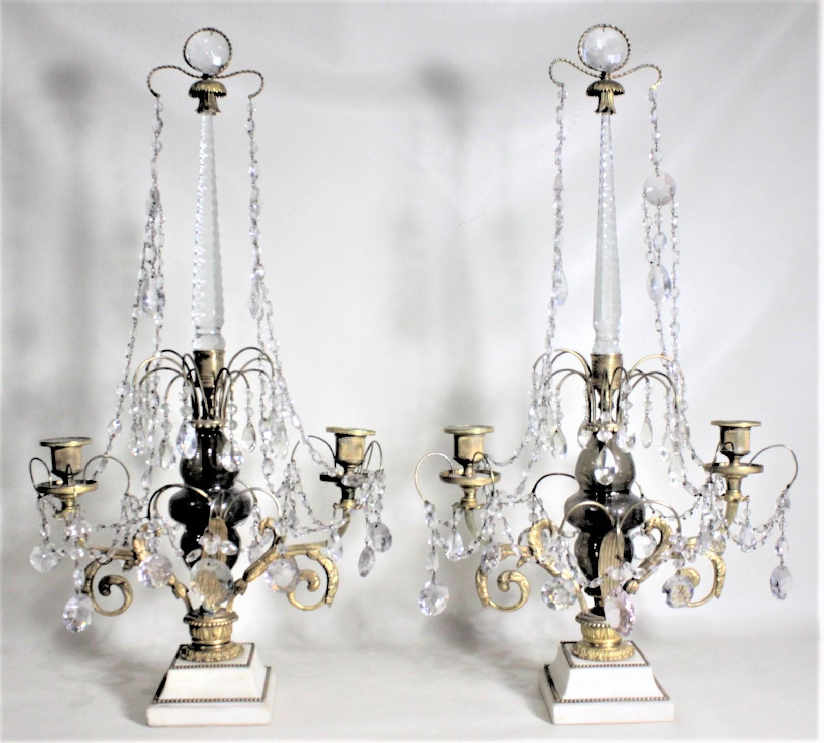 Dorato Coppia di antichi candelabri o portacandele in bronzo dorato e cristallo in vendita
