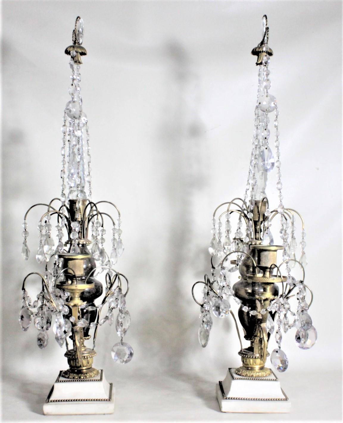 Coppia di antichi candelabri o portacandele in bronzo dorato e cristallo In condizioni buone in vendita a Hamilton, Ontario