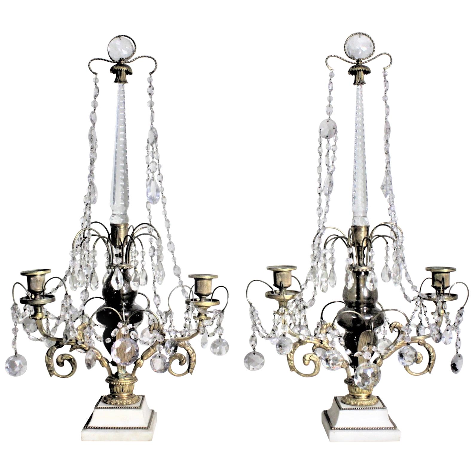 Paire de candélabres ou chandeliers anciens élaborés en bronze doré et cristal