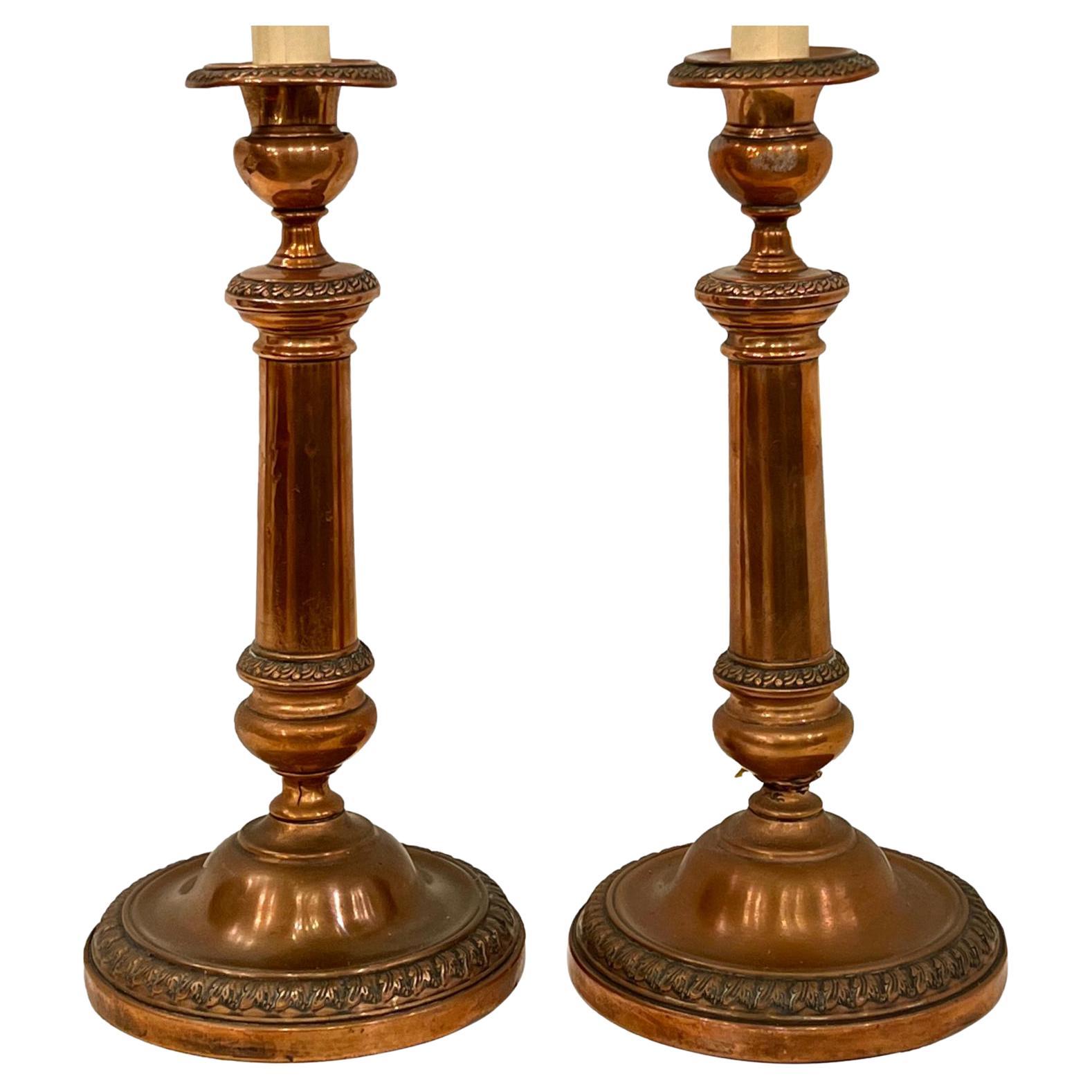 Paar antike, elektrifizierte Kupfer-Kerzenleuchterlampen