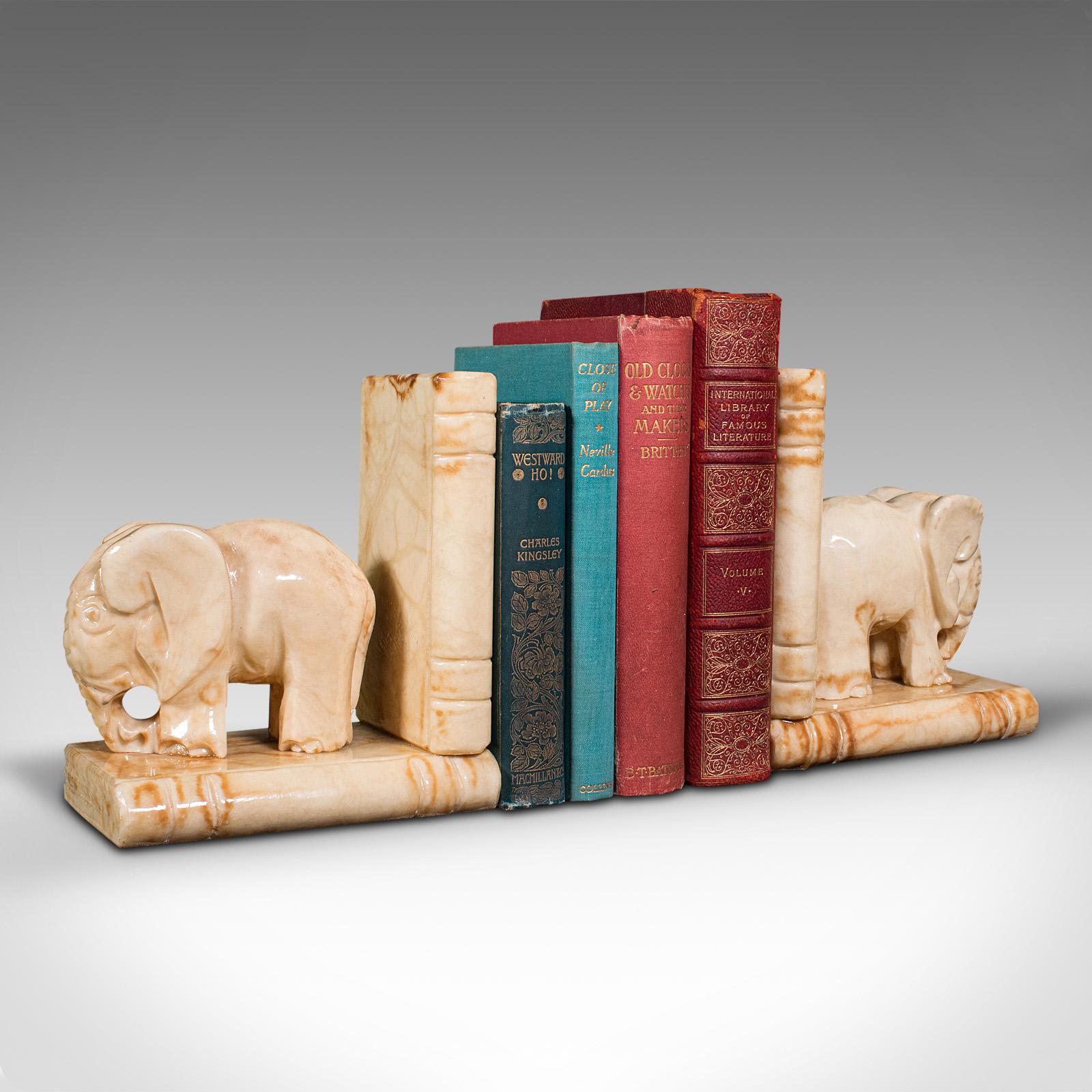 Ein Paar antike Elefanten-Buchstützen, afrikanisch, Milch-Onyx, Bücherregal, viktorianisch im Angebot 4