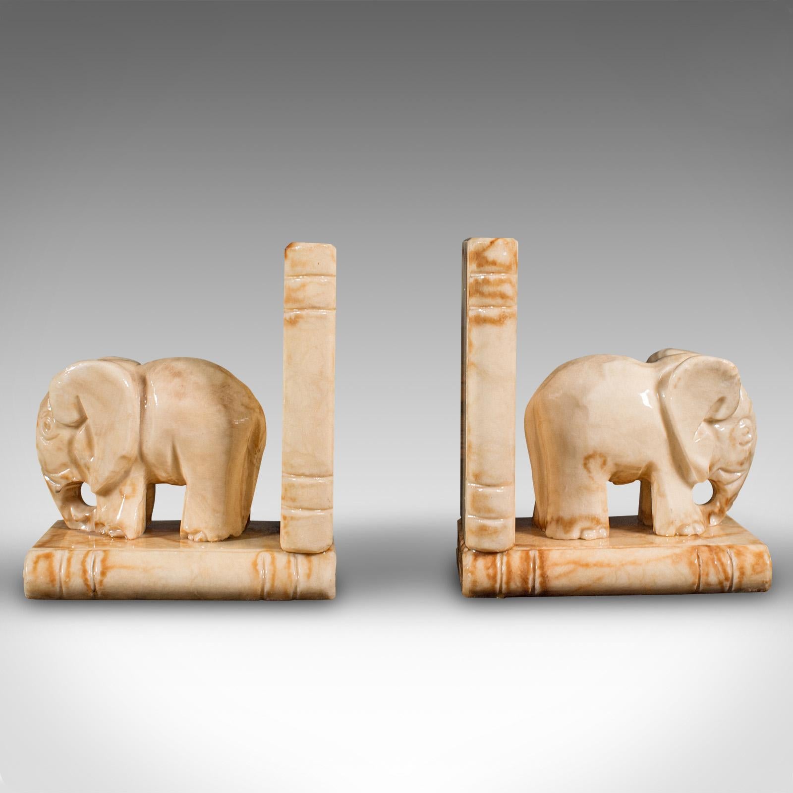 Dies ist ein Paar von antiken Elefanten Buchstützen. Eine dekorative Roman- oder Buchablage aus afrikanischem Milchonyx aus der späten viktorianischen Periode, um 1900.

Großartiger Charakter und Attraktivität des Displays für den begeisterten