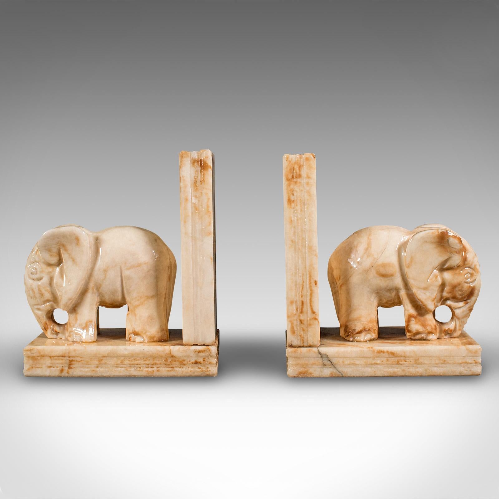Ein Paar antike Elefanten-Buchstützen, afrikanisch, Milch-Onyx, Bücherregal, viktorianisch (Spätviktorianisch) im Angebot