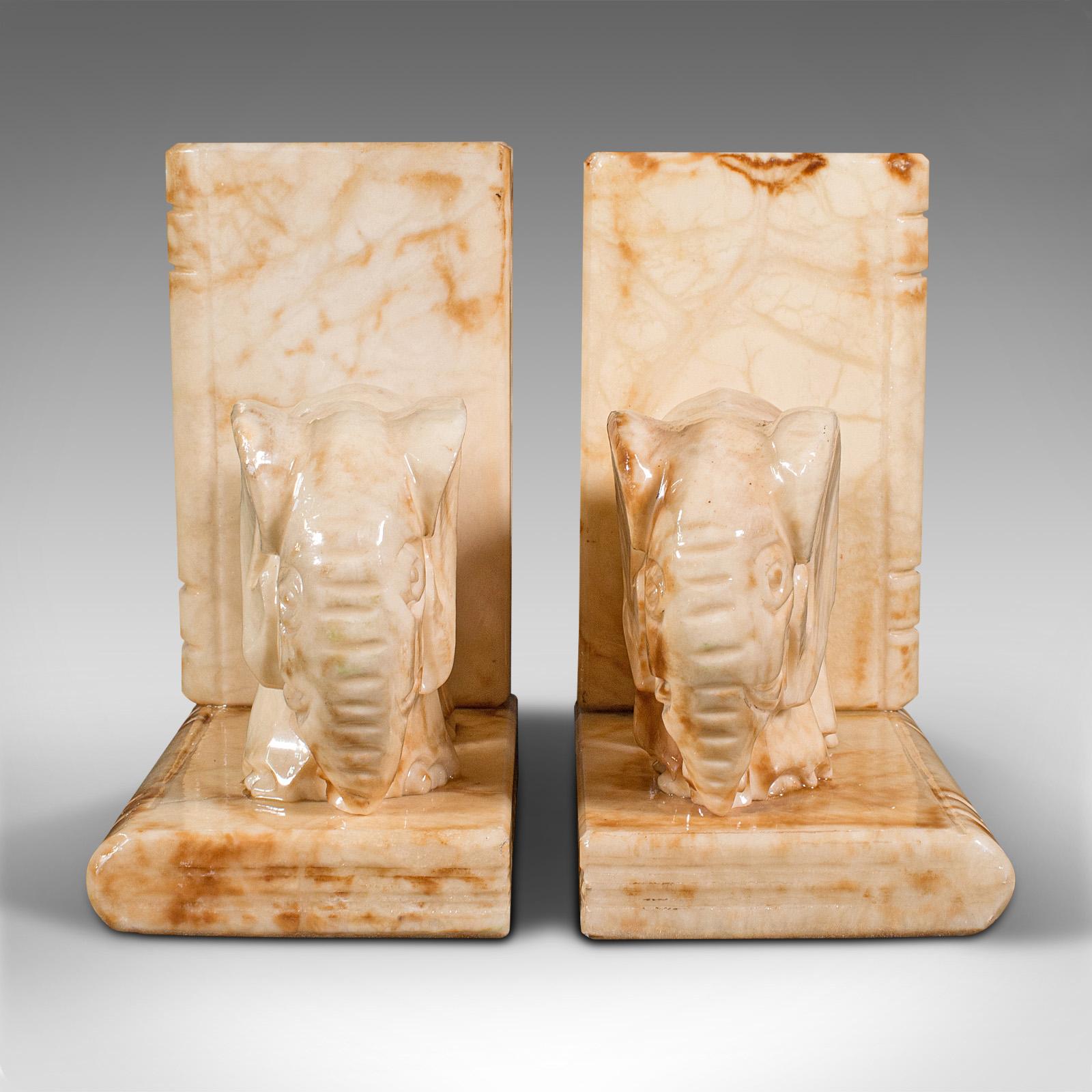 Africain Paire de serre-livres anciens en forme d'éléphant, en onyx africain et onyx dépoli, style victorien en vente