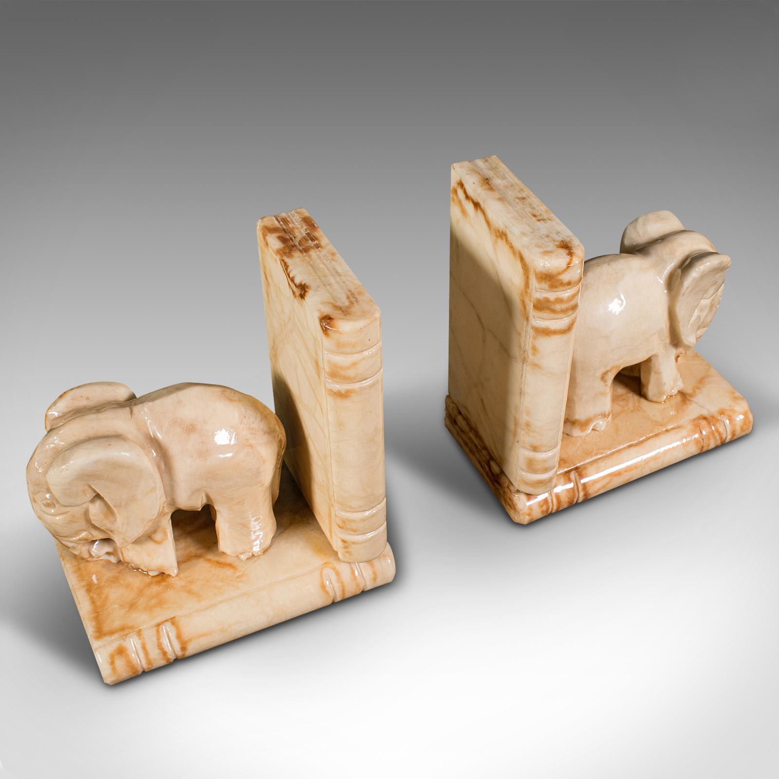 XIXe siècle Paire de serre-livres anciens en forme d'éléphant, en onyx africain et onyx dépoli, style victorien en vente