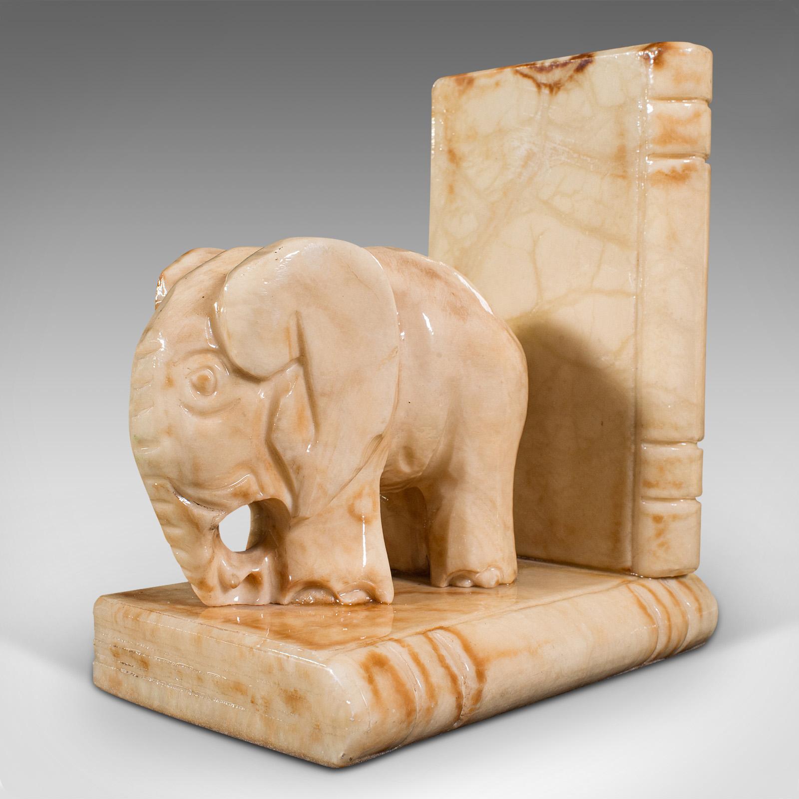 Ein Paar antike Elefanten-Buchstützen, afrikanisch, Milch-Onyx, Bücherregal, viktorianisch im Angebot 1
