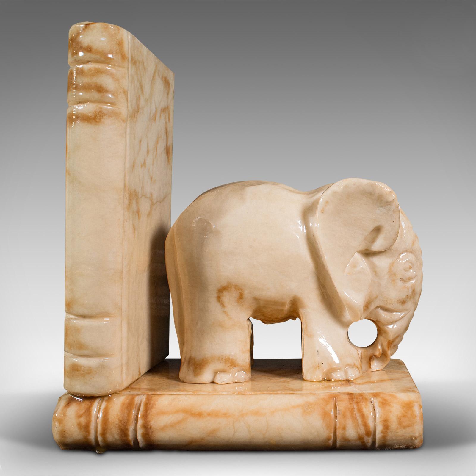 Ein Paar antike Elefanten-Buchstützen, afrikanisch, Milch-Onyx, Bücherregal, viktorianisch im Angebot 2