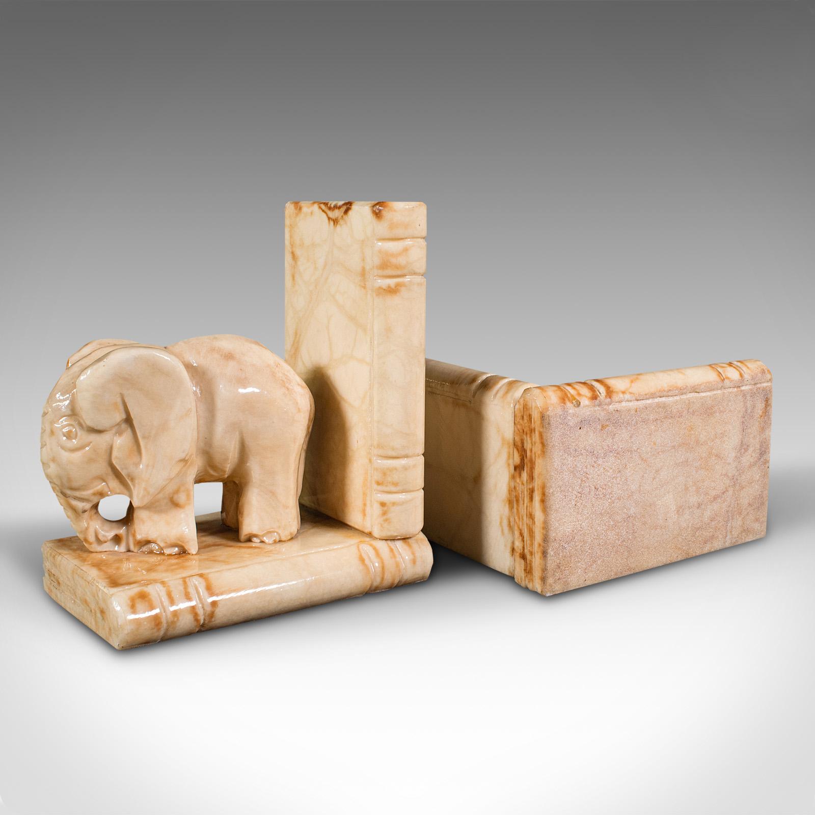 Ein Paar antike Elefanten-Buchstützen, afrikanisch, Milch-Onyx, Bücherregal, viktorianisch im Angebot 3