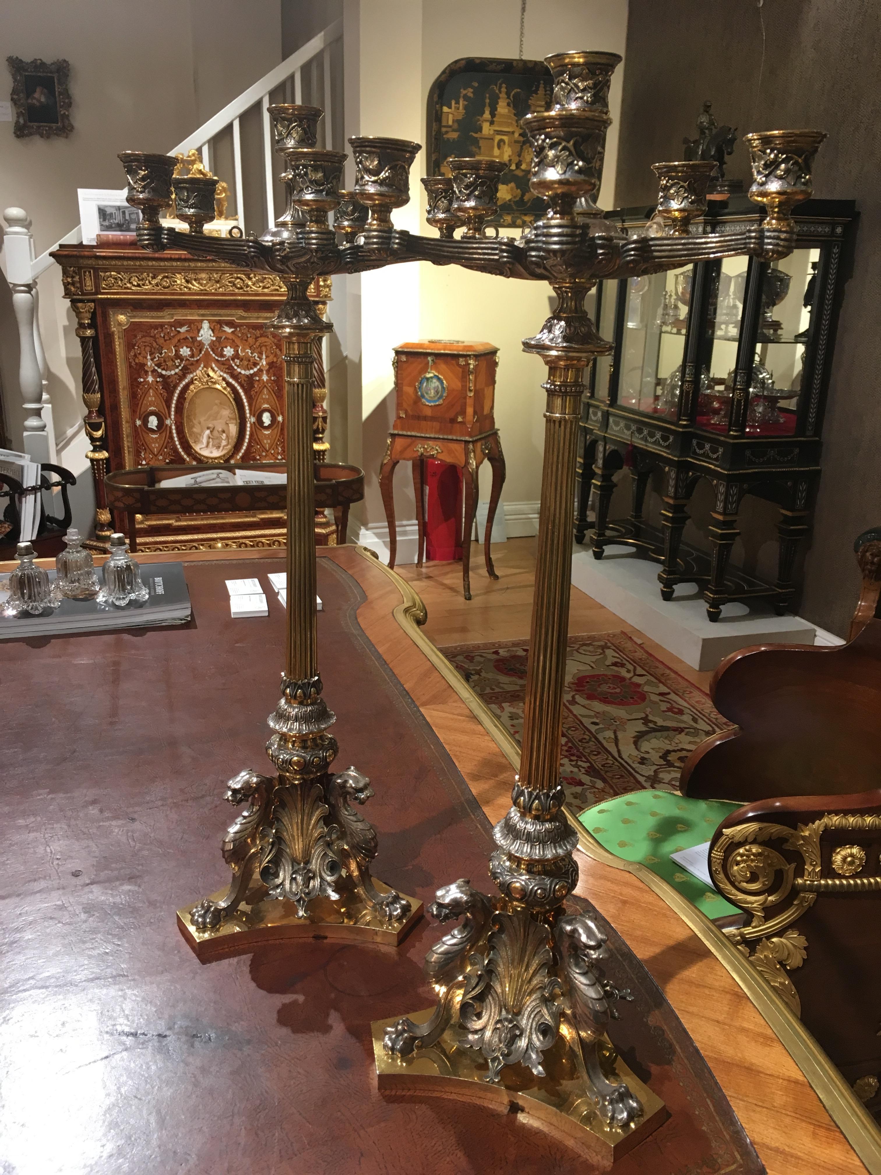 Inglese Coppia di candelabri antichi Elkington & Co. placcati e dorati a pacchetto in vendita
