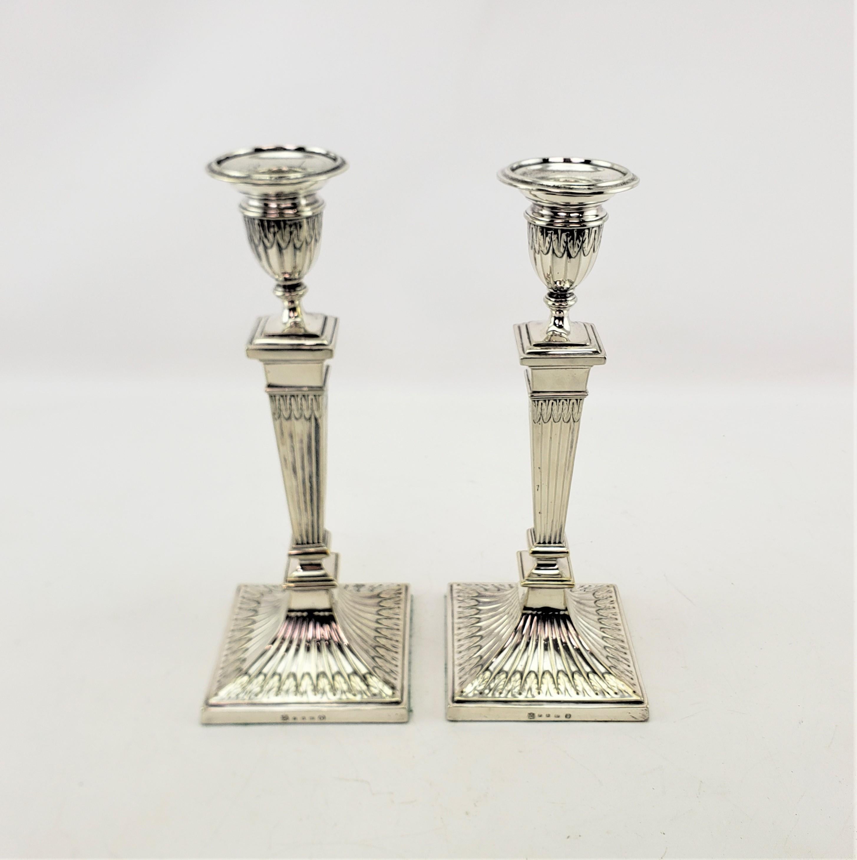 Fatto a macchina Coppia di antichi candelieri a colonna placcati in argento di Elkington con decorazione a foglie in vendita