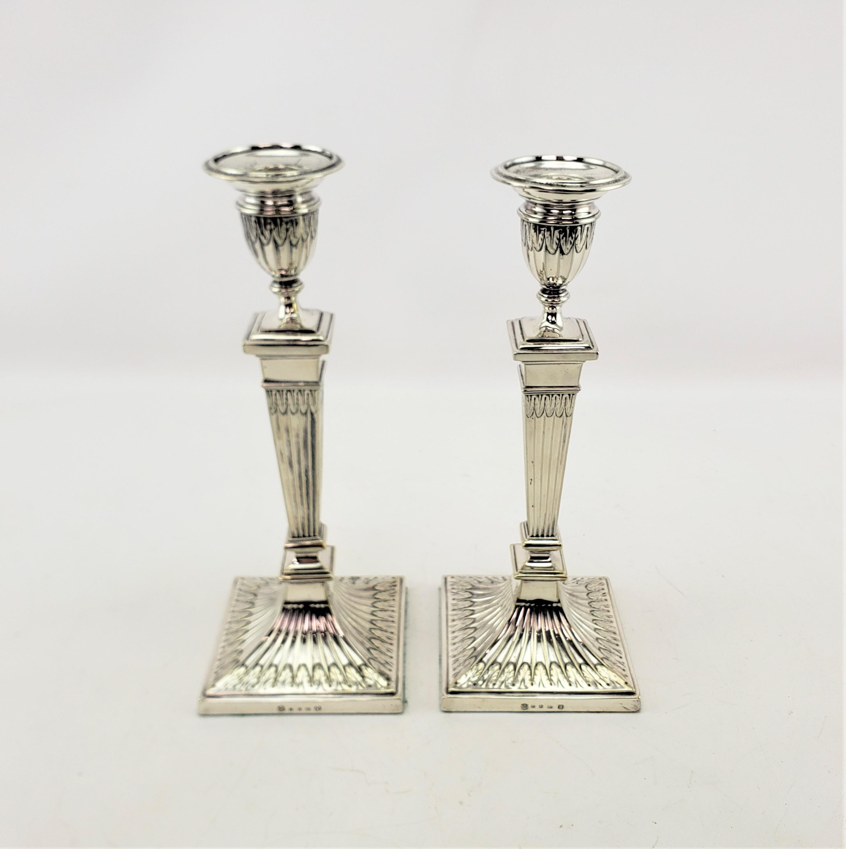 Machine-Made Pair of Antique Elkington Silver Plated Column Candlesticks with Leaf Decoration For Sale