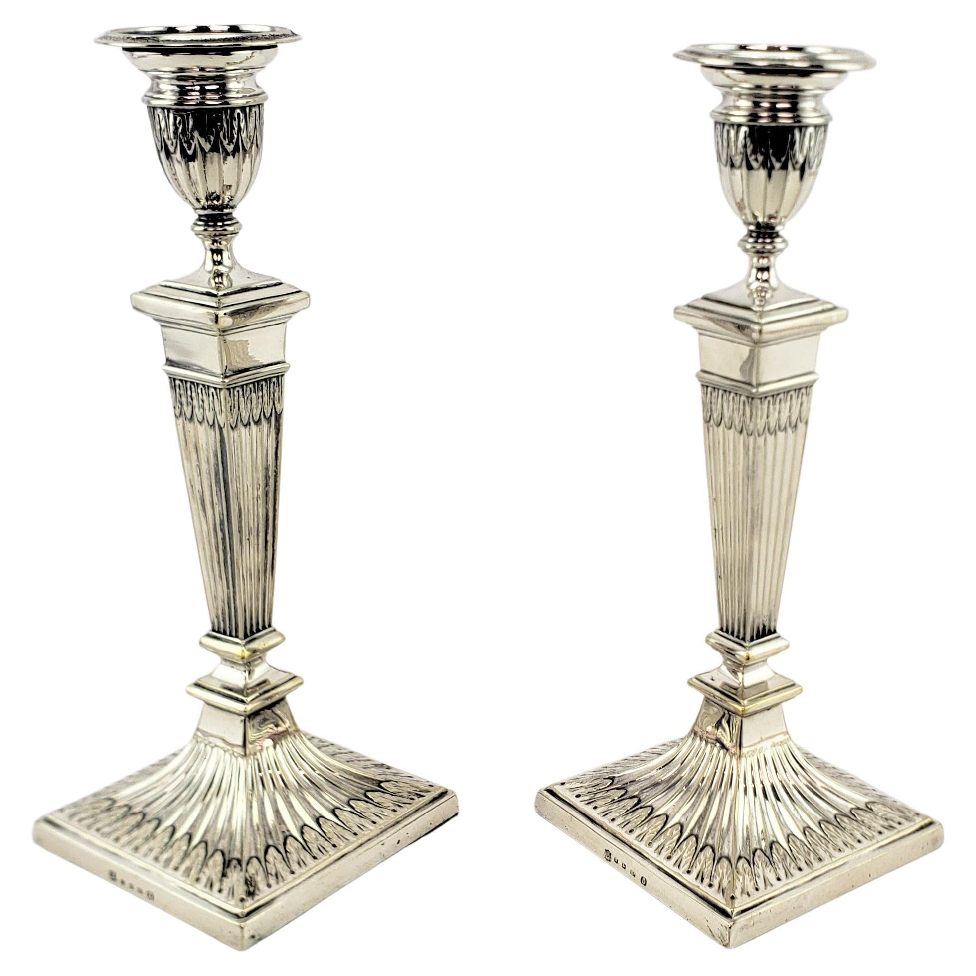Paire de chandeliers Elkington anciens à colonne en métal argenté avec décoration de feuilles