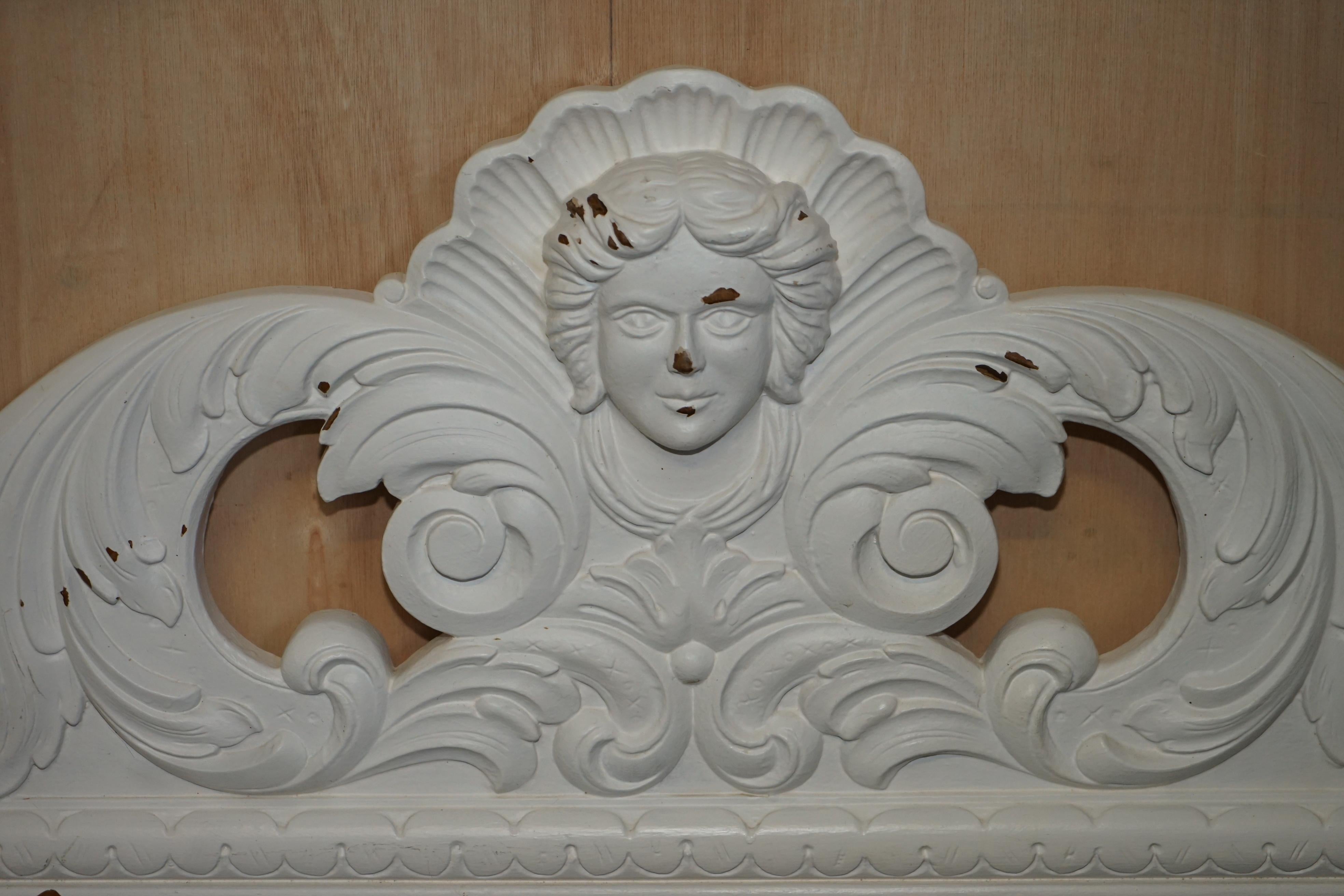 Paire d'ARTISANATS ELM ANTIQUES DÉCORÉS À BEDSTEADS FRAMES ORNATE FABRIQUÉ À LA MAIN CIRCA 1880 en vente 5
