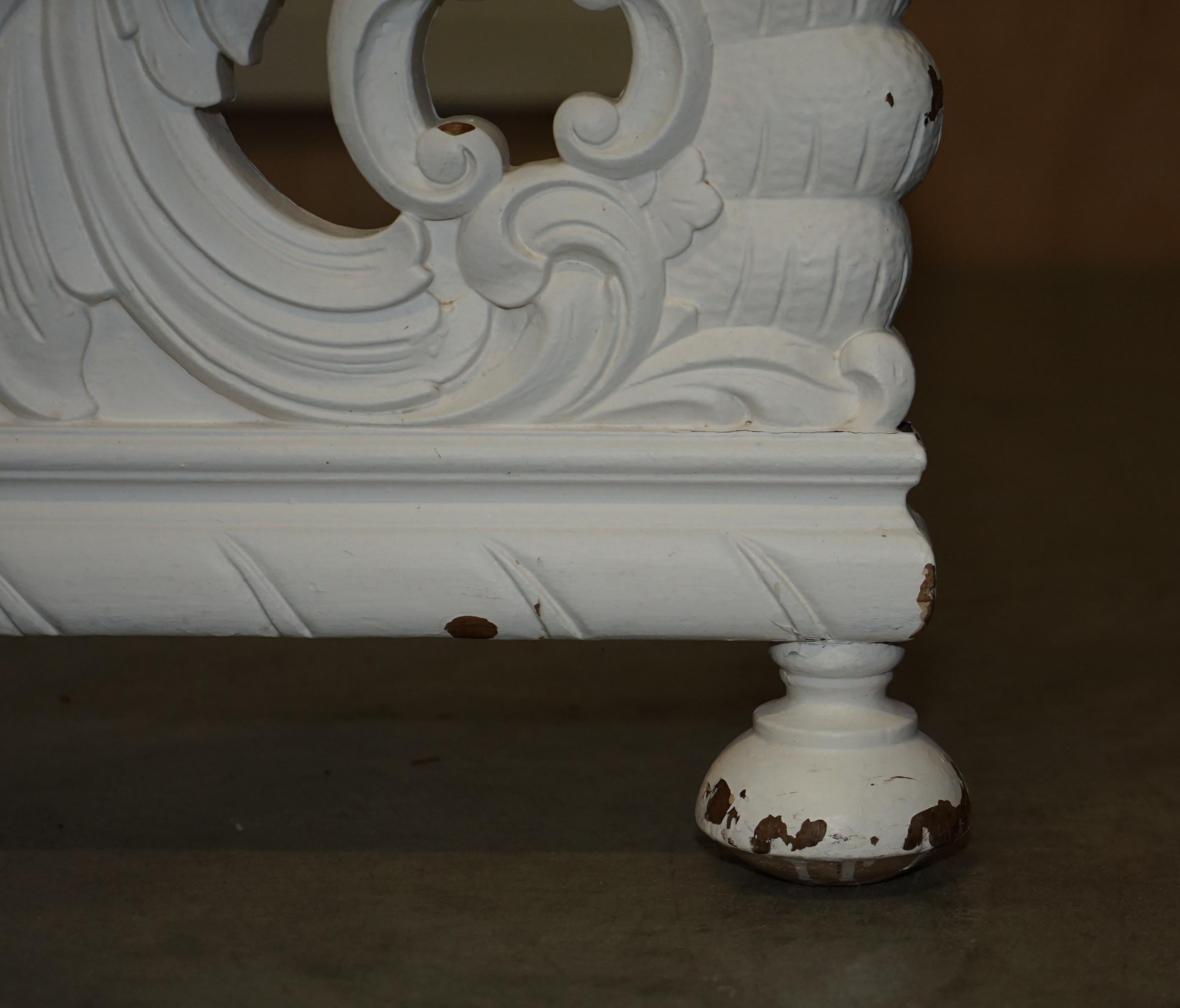 Orme Paire d'ARTISANATS ELM ANTIQUES DÉCORÉS À BEDSTEADS FRAMES ORNATE FABRIQUÉ À LA MAIN CIRCA 1880 en vente