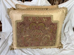 Pareja de cojines textiles bordados antiguos de Melissa Levinson