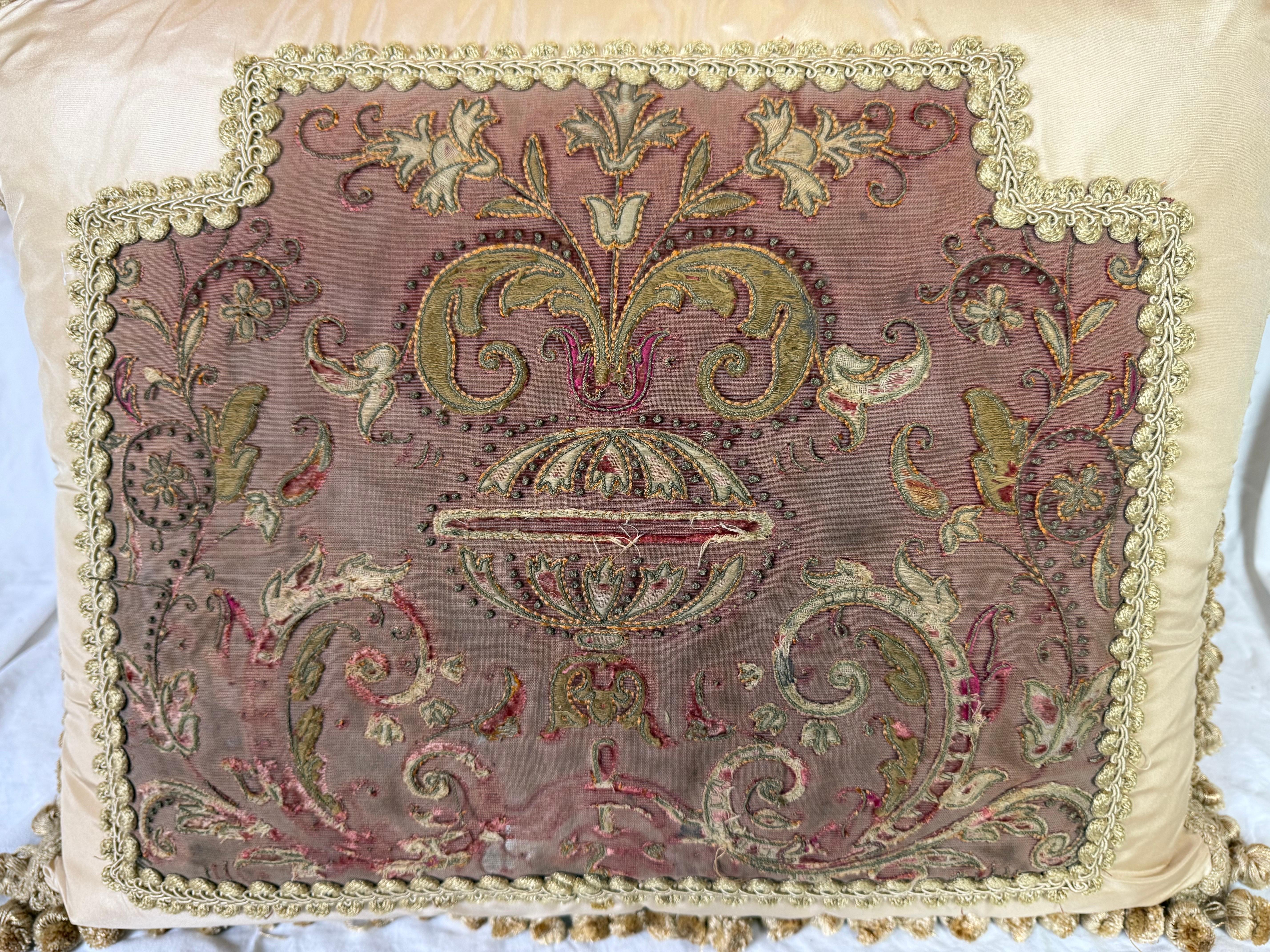 Français Paire de coussins en textile brodés anciens de Melissa Levinson en vente
