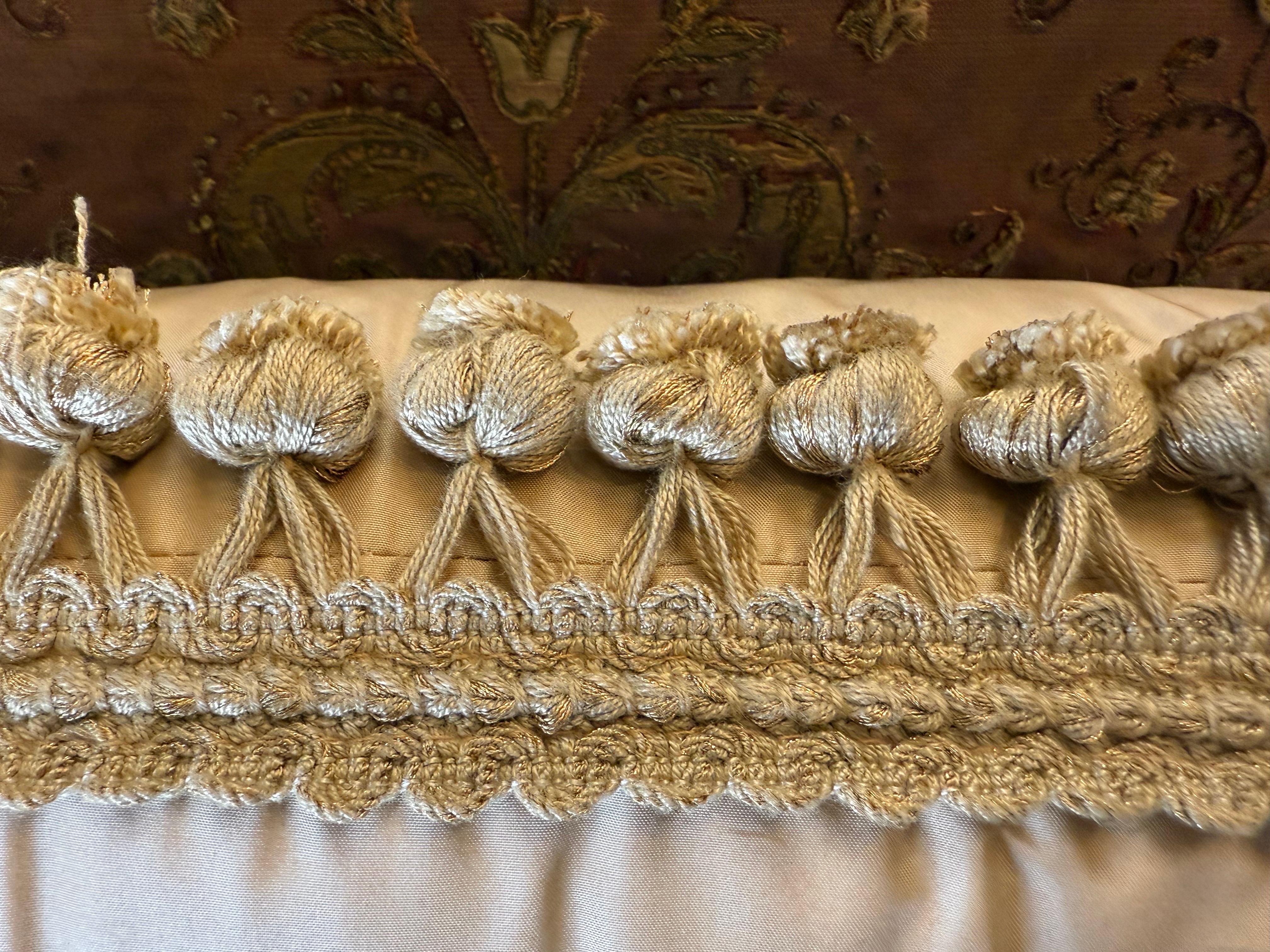 Paire de coussins en textile brodés anciens de Melissa Levinson Abîmé - En vente à Los Angeles, CA